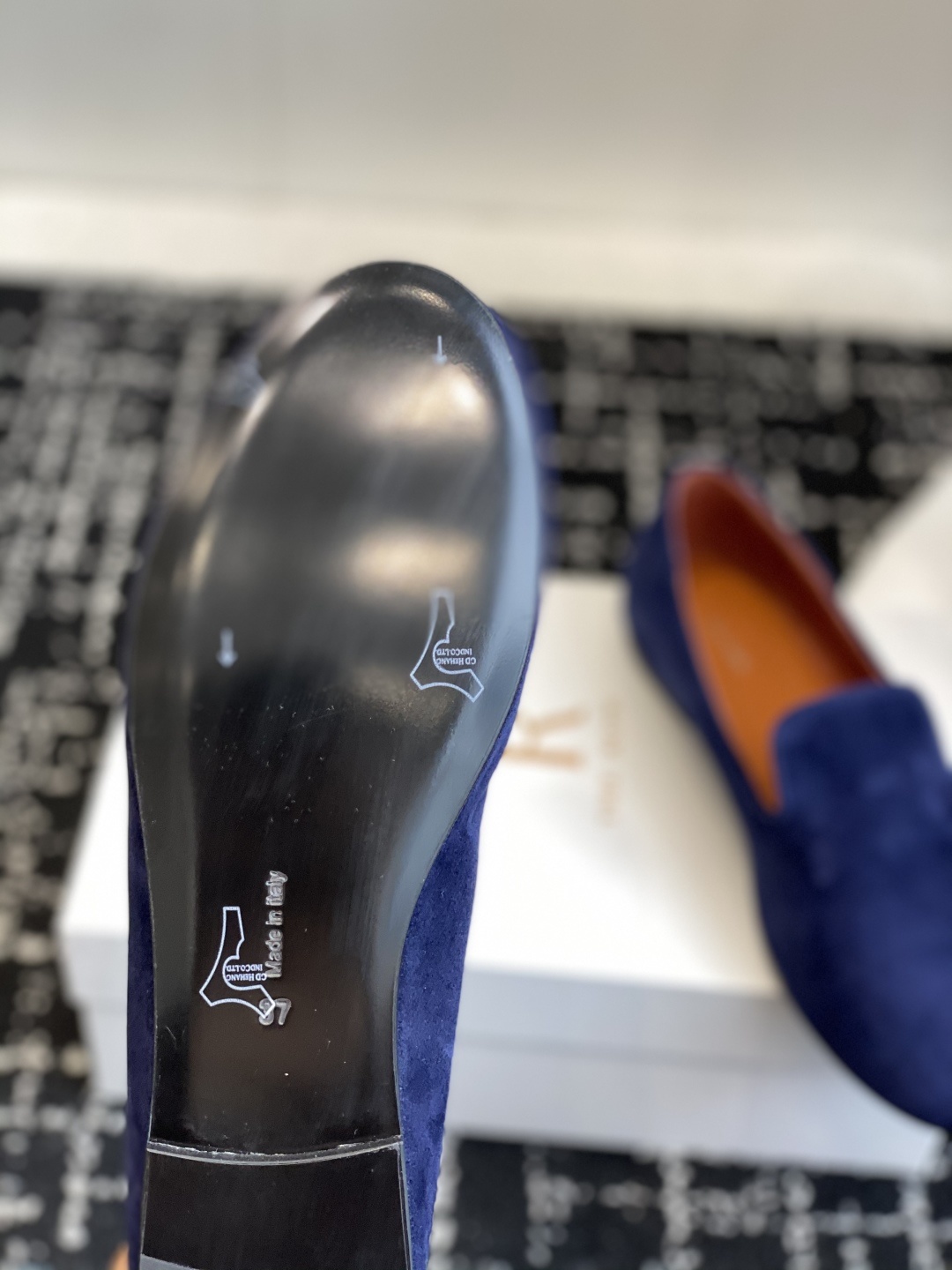 东莞代购级
The Row 最新极简风反绒皮一脚蹬乐福鞋
这是一个用最好的材质来制作极简风的品牌,非常