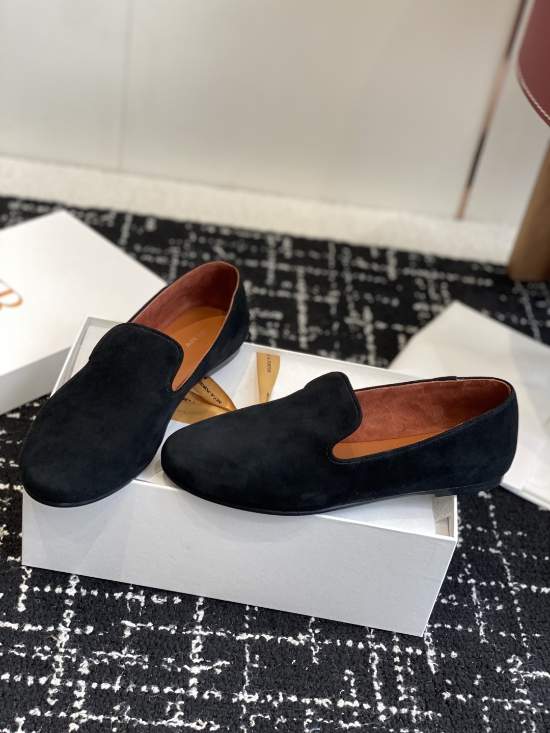 东莞代购级
The Row 最新极简风反绒皮一脚蹬乐福鞋
这是一个用最好的材质来制作极简风的品牌,非常