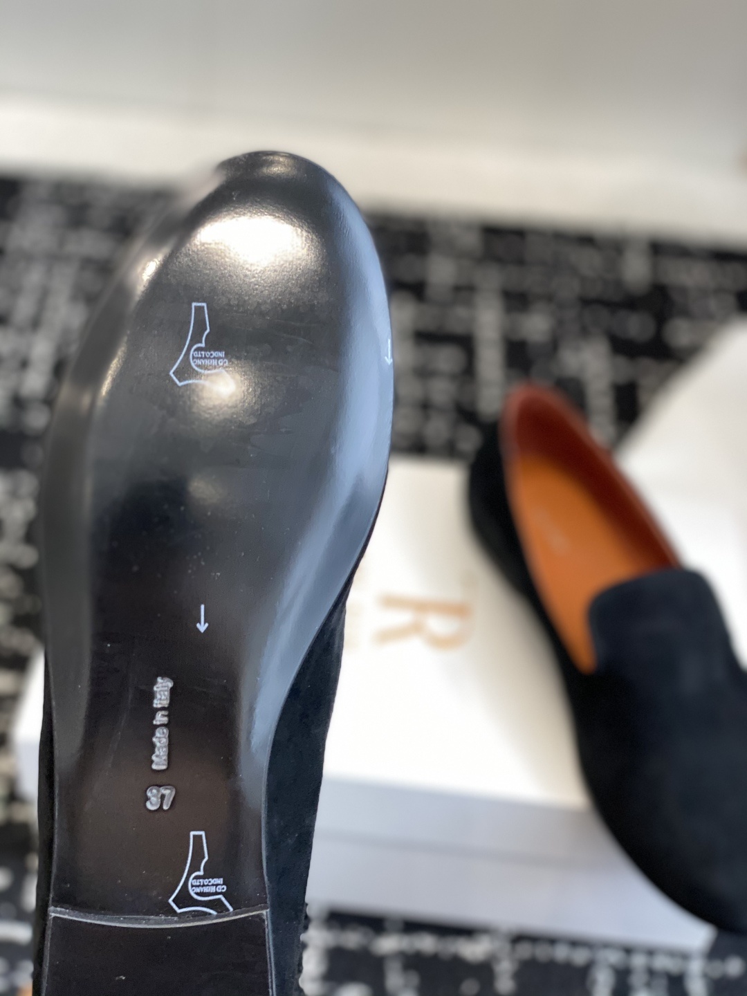 东莞代购级
The Row 最新极简风反绒皮一脚蹬乐福鞋
这是一个用最好的材质来制作极简风的品牌,非常
