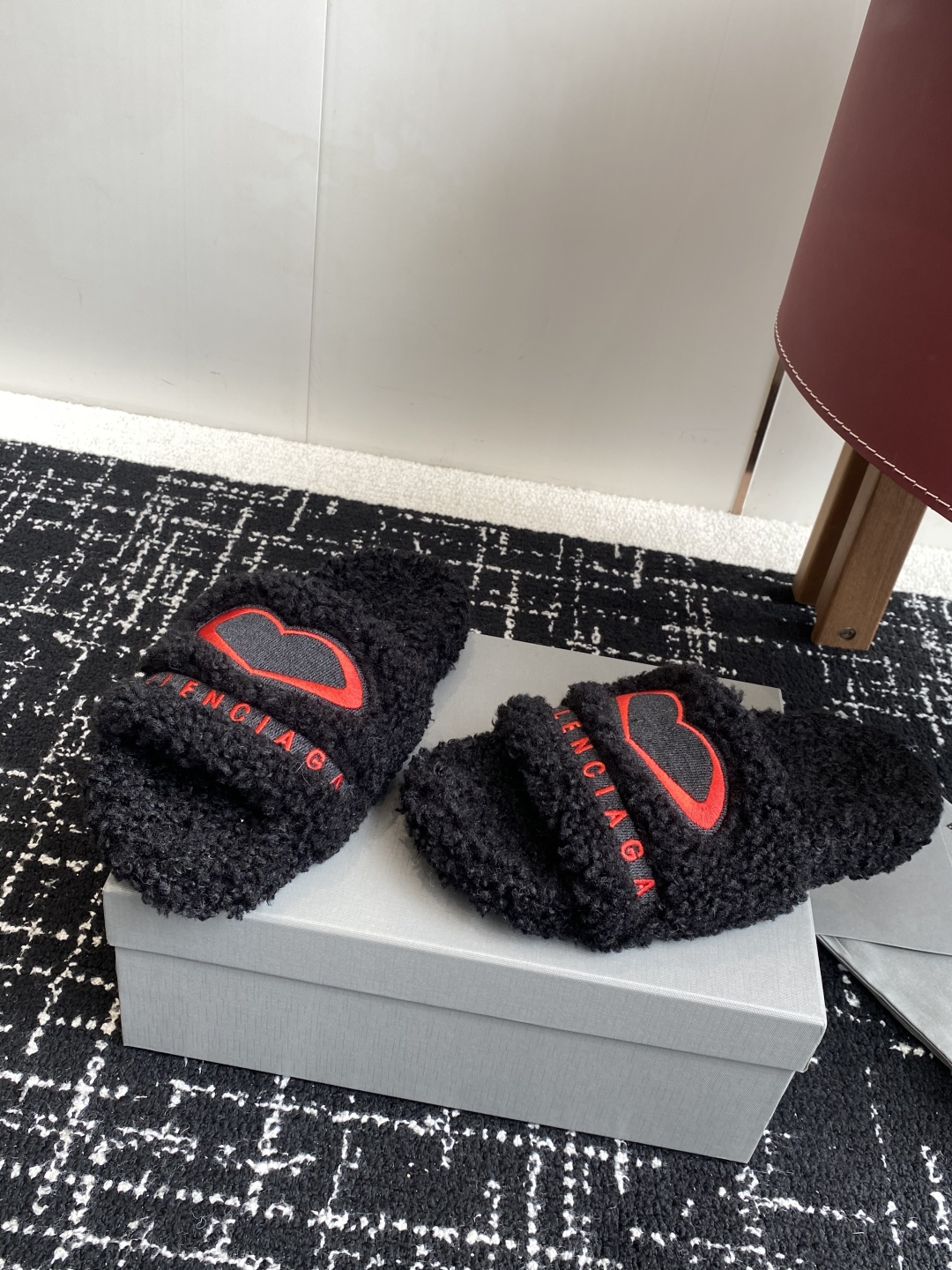 代购级薄底Balenciaga 巴黎世家25ss 秋冬潮品 毛拖
鞋面字母图案、电绣徽标刺绣工艺！高级感