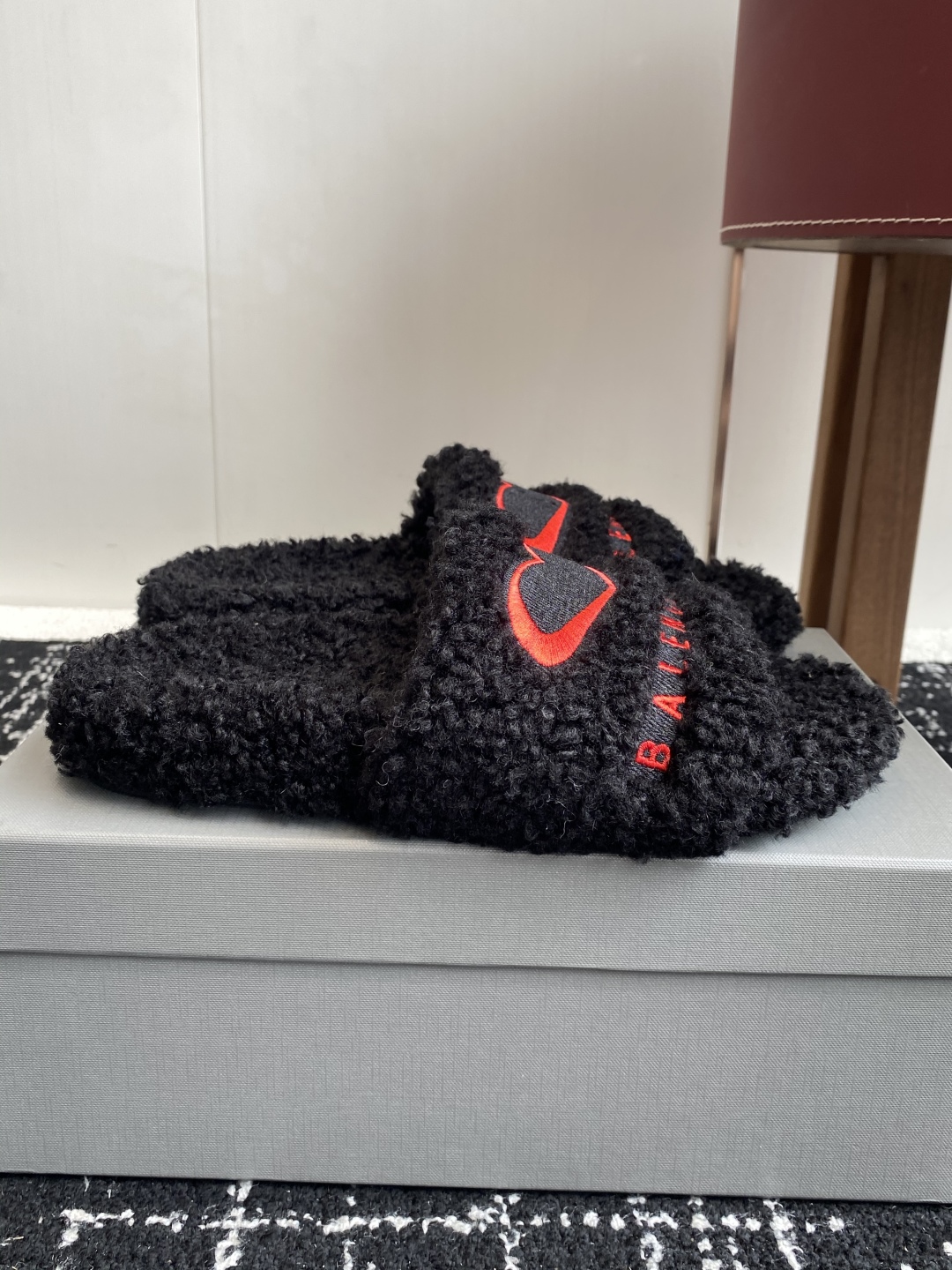 代购级薄底Balenciaga 巴黎世家25ss 秋冬潮品 毛拖
鞋面字母图案、电绣徽标刺绣工艺！高级感
