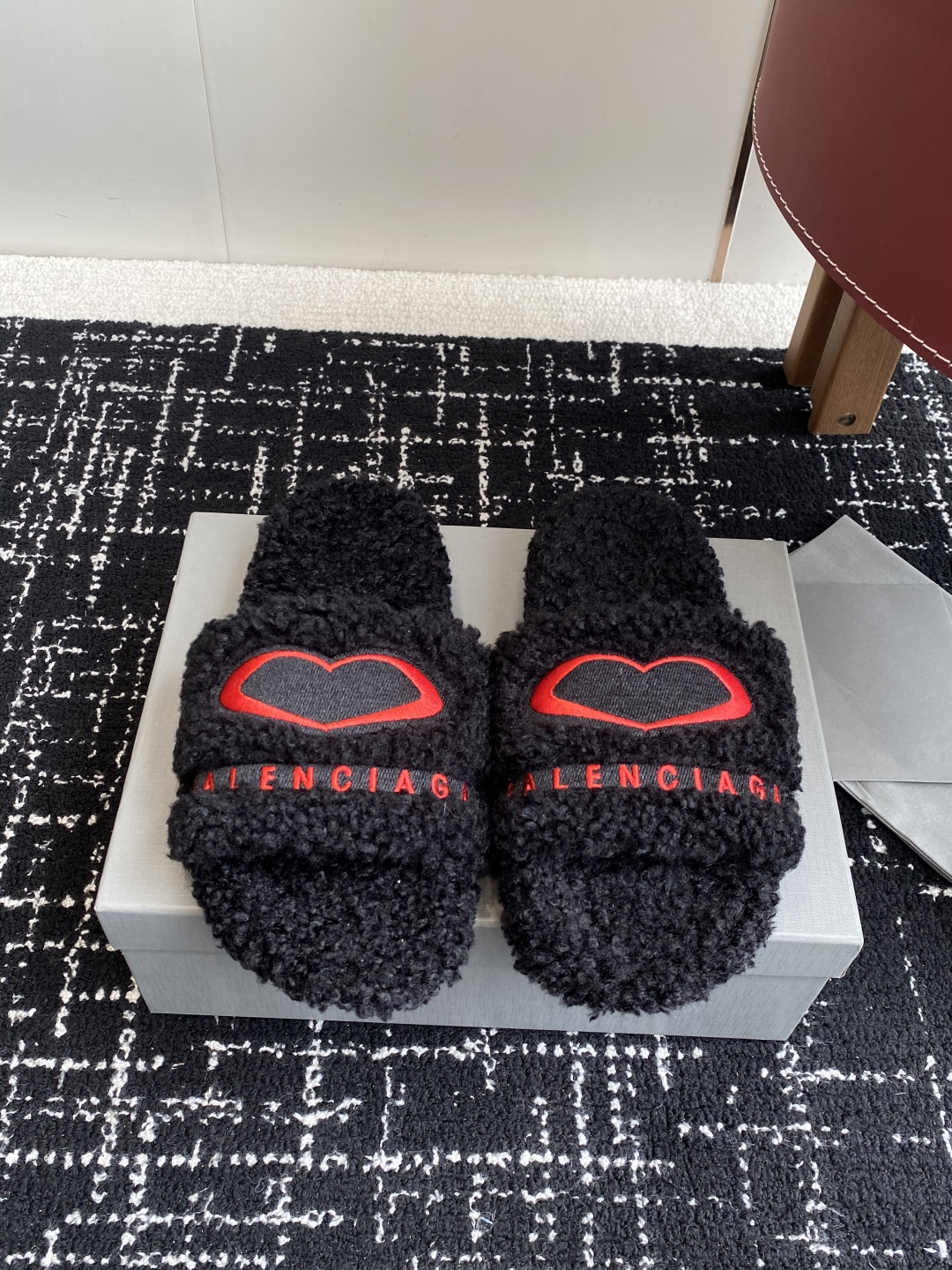 代购级薄底Balenciaga 巴黎世家25ss 秋冬潮品 毛拖
鞋面字母图案、电绣徽标刺绣工艺！高级感