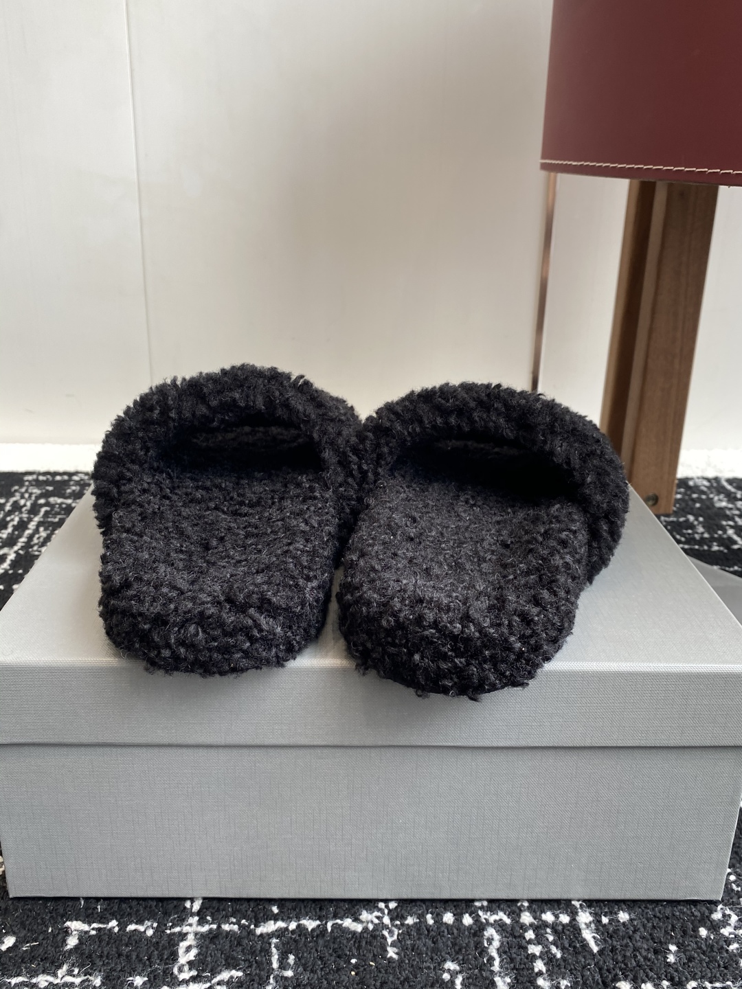 代购级薄底Balenciaga 巴黎世家25ss 秋冬潮品 毛拖
鞋面字母图案、电绣徽标刺绣工艺！高级感