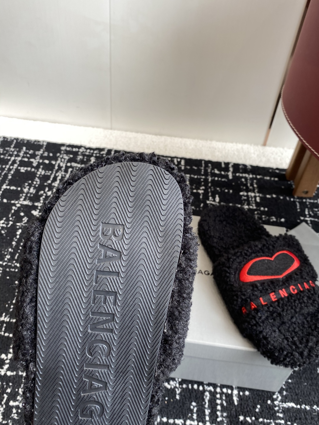 代购级薄底Balenciaga 巴黎世家25ss 秋冬潮品 毛拖
鞋面字母图案、电绣徽标刺绣工艺！高级感