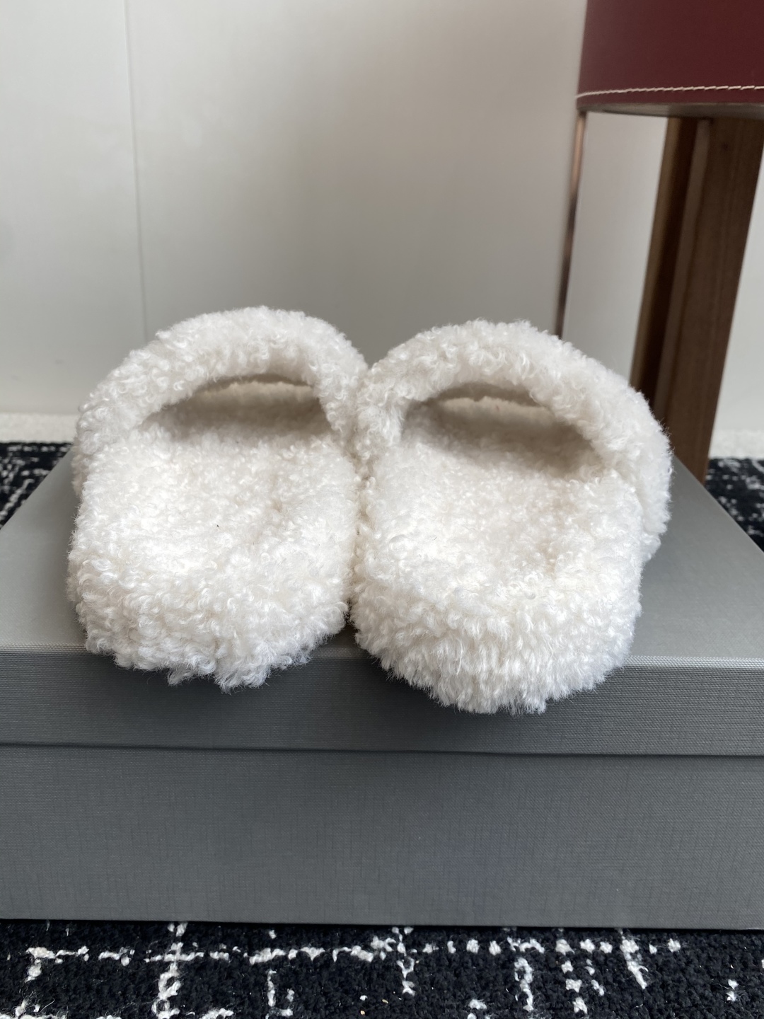 代购级薄底Balenciaga 巴黎世家25ss 秋冬潮品 毛拖
鞋面字母图案、电绣徽标刺绣工艺！高级感