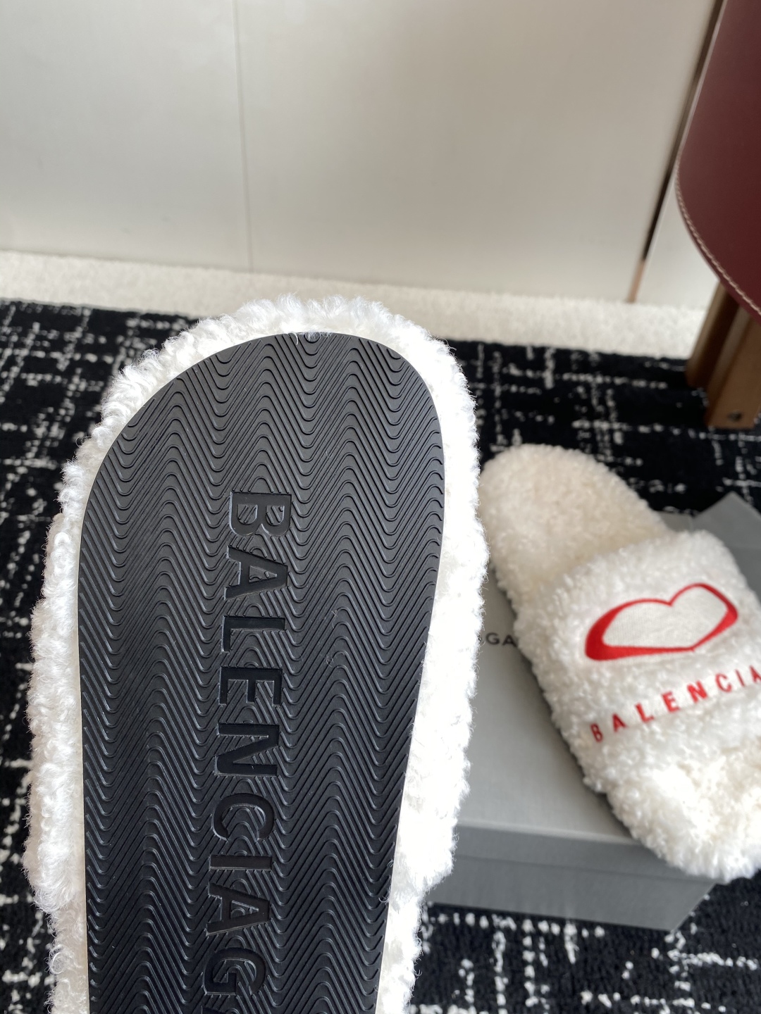 代购级薄底Balenciaga 巴黎世家25ss 秋冬潮品 毛拖
鞋面字母图案、电绣徽标刺绣工艺！高级感