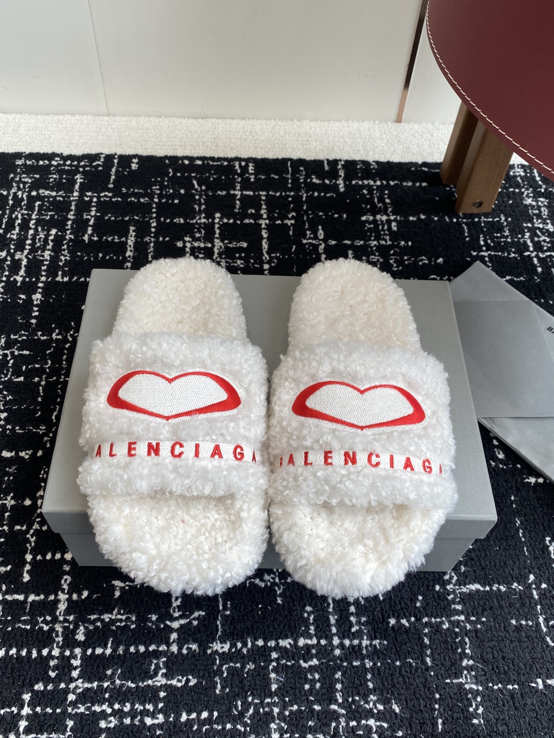 代购级薄底Balenciaga 巴黎世家25ss 秋冬潮品 毛拖
鞋面字母图案、电绣徽标刺绣工艺！高级感