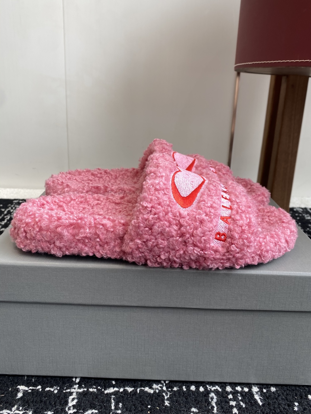 代购级薄底Balenciaga 巴黎世家25ss 秋冬潮品 毛拖
鞋面字母图案、电绣徽标刺绣工艺！高级感