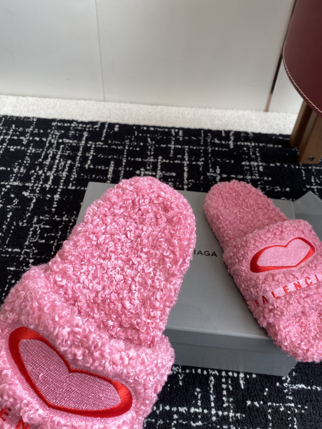 代购级薄底Balenciaga 巴黎世家25ss 秋冬潮品 毛拖
鞋面字母图案、电绣徽标刺绣工艺！高级感