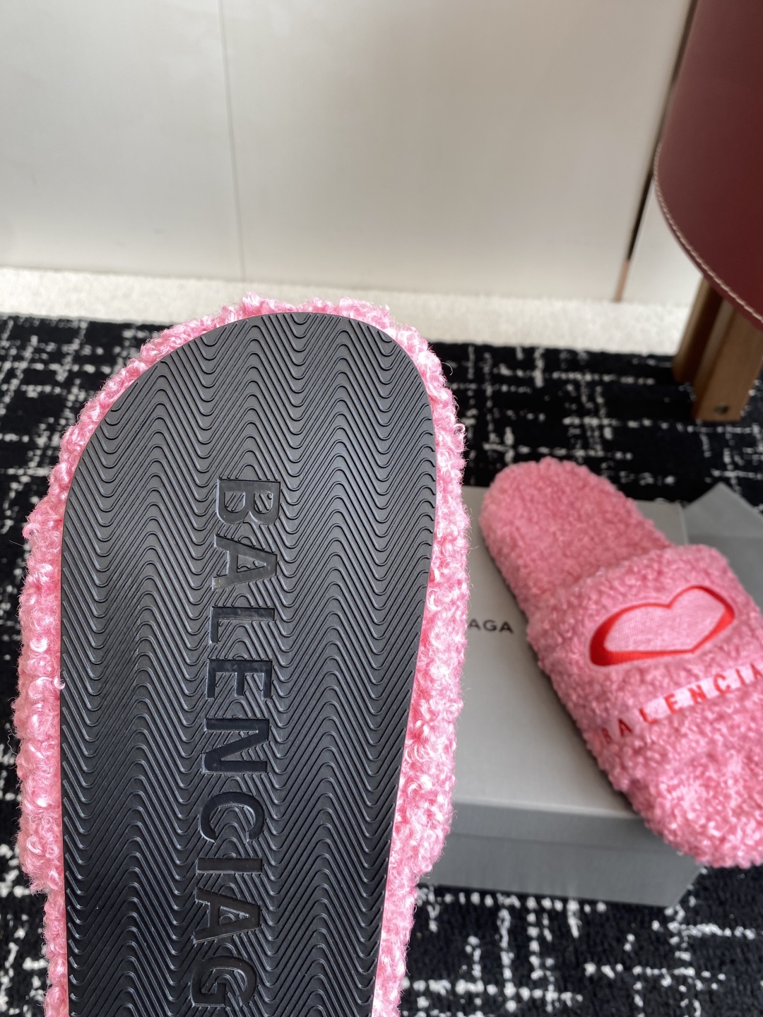 代购级薄底Balenciaga 巴黎世家25ss 秋冬潮品 毛拖
鞋面字母图案、电绣徽标刺绣工艺！高级感