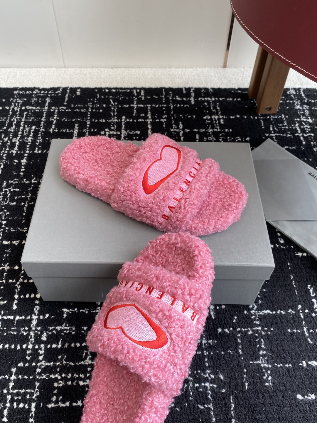 代购级薄底Balenciaga 巴黎世家25ss 秋冬潮品 毛拖
鞋面字母图案、电绣徽标刺绣工艺！高级感