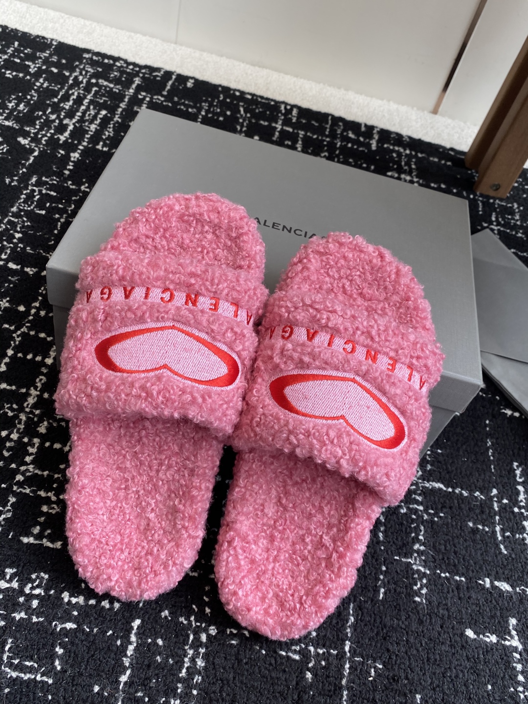 代购级薄底Balenciaga 巴黎世家25ss 秋冬潮品 毛拖
鞋面字母图案、电绣徽标刺绣工艺！高级感