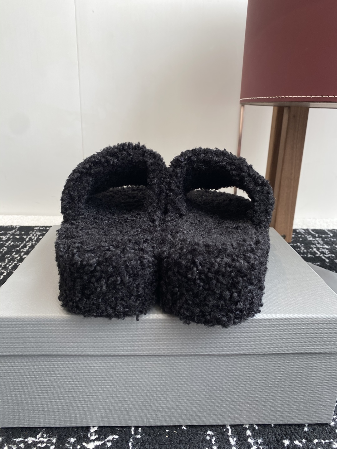 代购级厚底Balenciaga 巴黎世家25ss 秋冬潮品 毛拖
鞋面字母图案、电绣徽标刺绣工艺！高级感