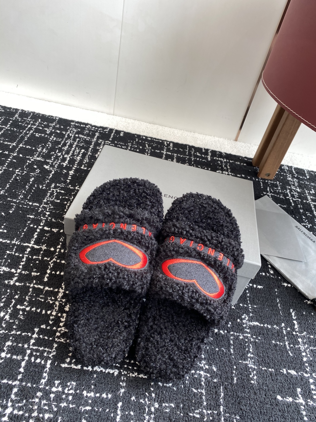 代购级厚底Balenciaga 巴黎世家25ss 秋冬潮品 毛拖
鞋面字母图案、电绣徽标刺绣工艺！高级感
