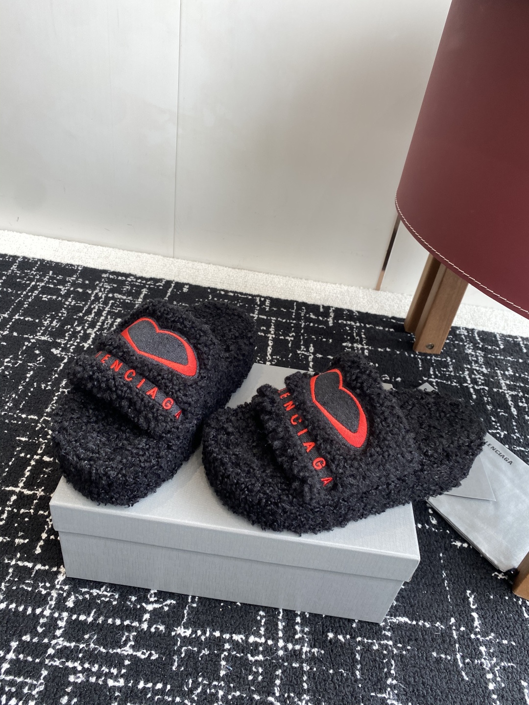 代购级厚底Balenciaga 巴黎世家25ss 秋冬潮品 毛拖
鞋面字母图案、电绣徽标刺绣工艺！高级感