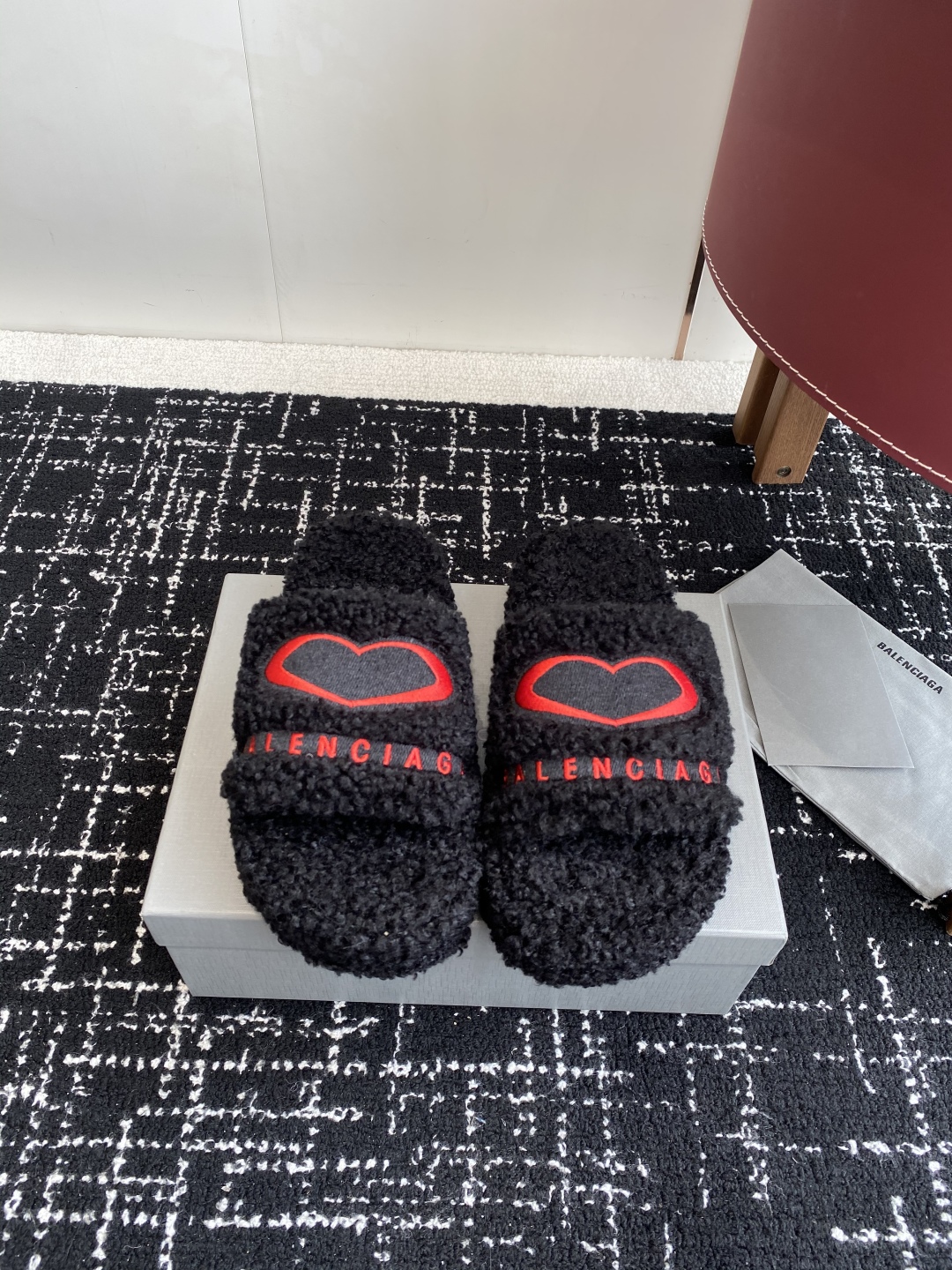 代购级厚底Balenciaga 巴黎世家25ss 秋冬潮品 毛拖
鞋面字母图案、电绣徽标刺绣工艺！高级感