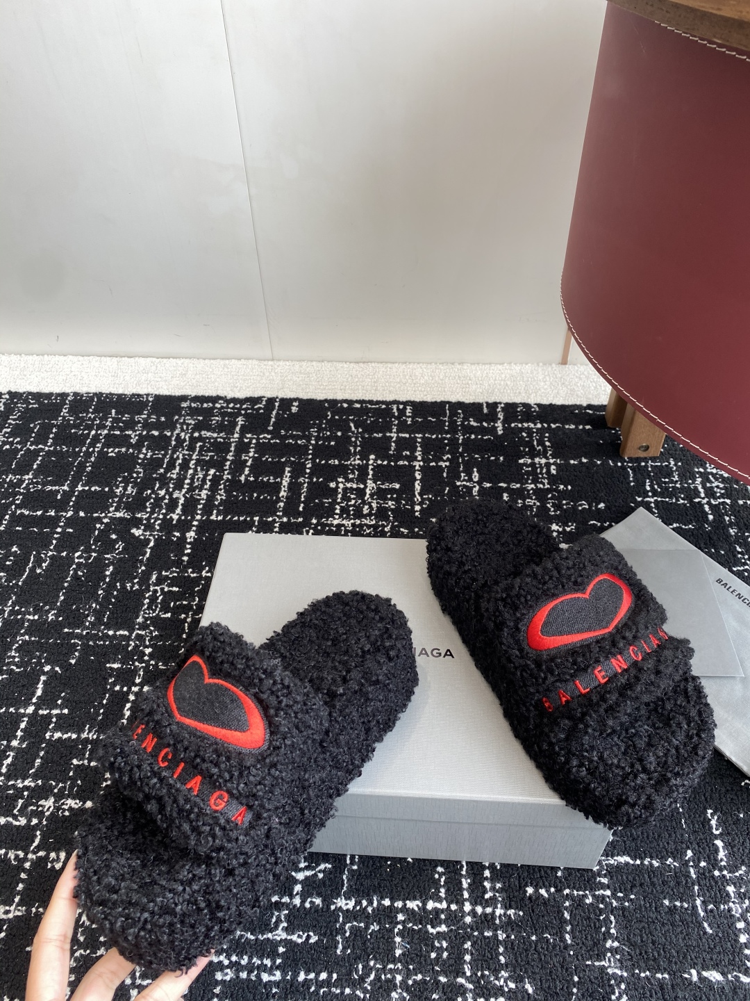 代购级厚底Balenciaga 巴黎世家25ss 秋冬潮品 毛拖
鞋面字母图案、电绣徽标刺绣工艺！高级感