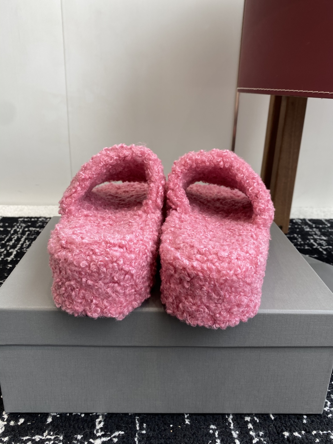 代购级厚底Balenciaga 巴黎世家25ss 秋冬潮品 毛拖
鞋面字母图案、电绣徽标刺绣工艺！高级感