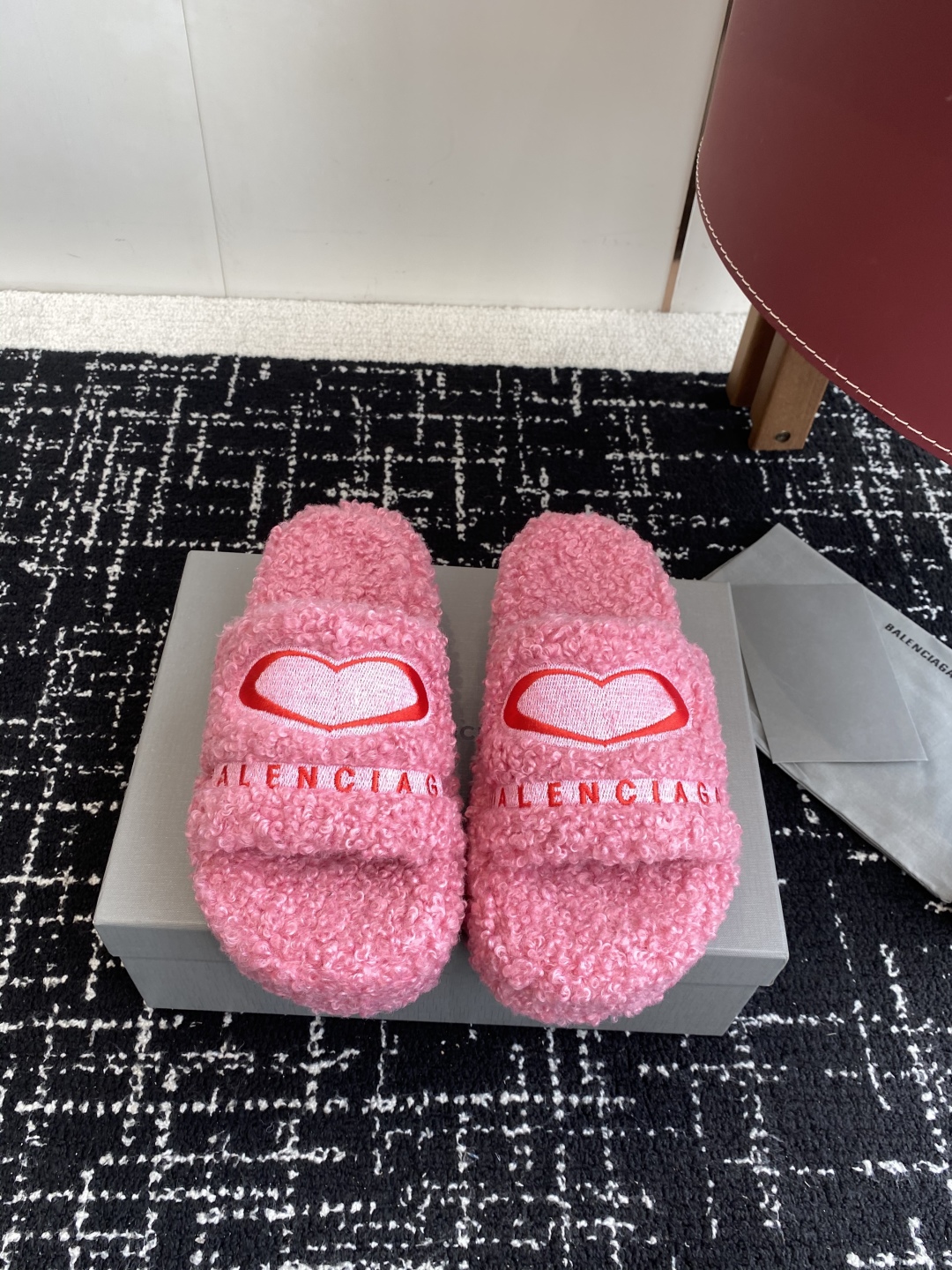 代购级厚底Balenciaga 巴黎世家25ss 秋冬潮品 毛拖
鞋面字母图案、电绣徽标刺绣工艺！高级感