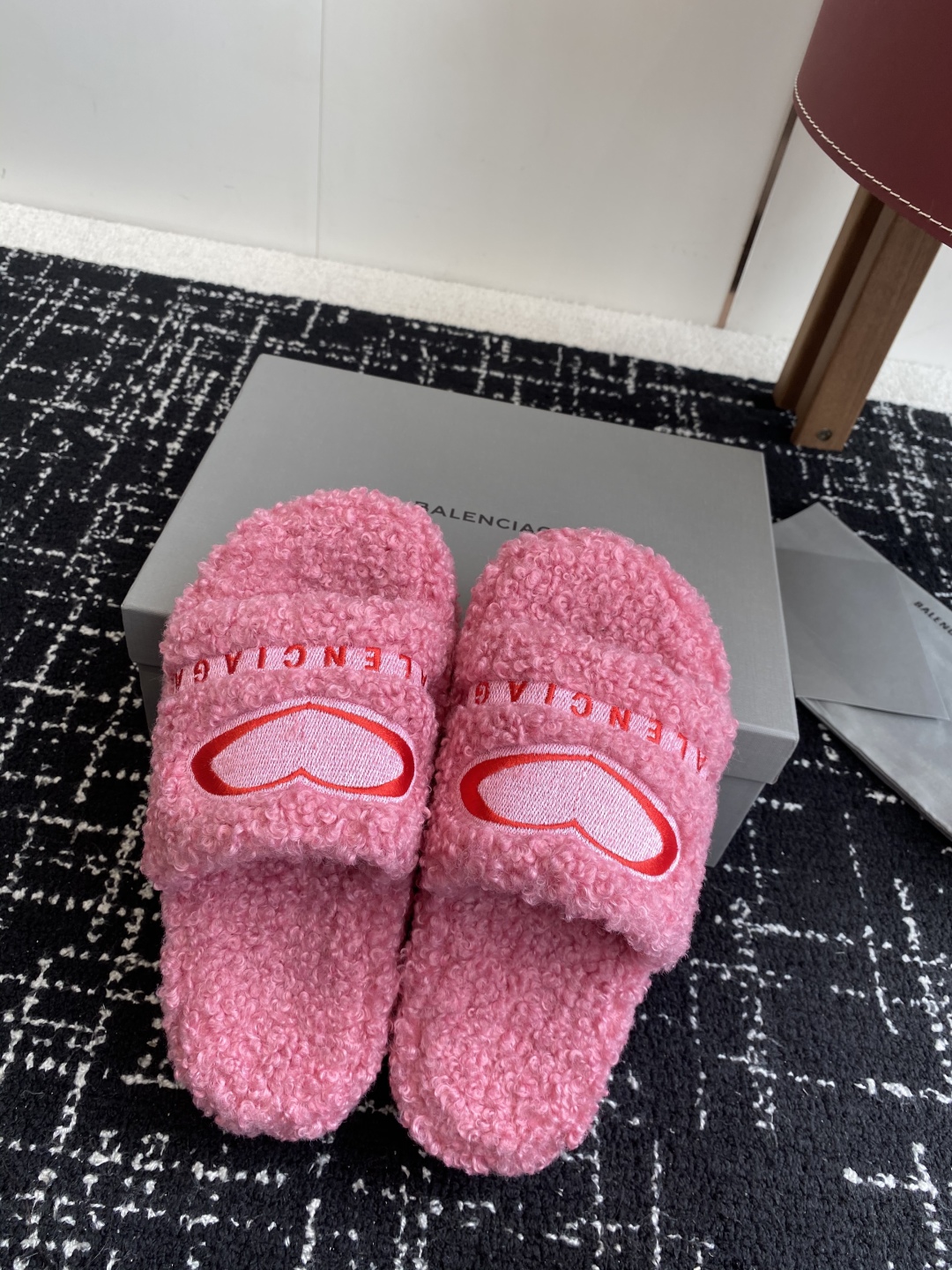 代购级厚底Balenciaga 巴黎世家25ss 秋冬潮品 毛拖
鞋面字母图案、电绣徽标刺绣工艺！高级感
