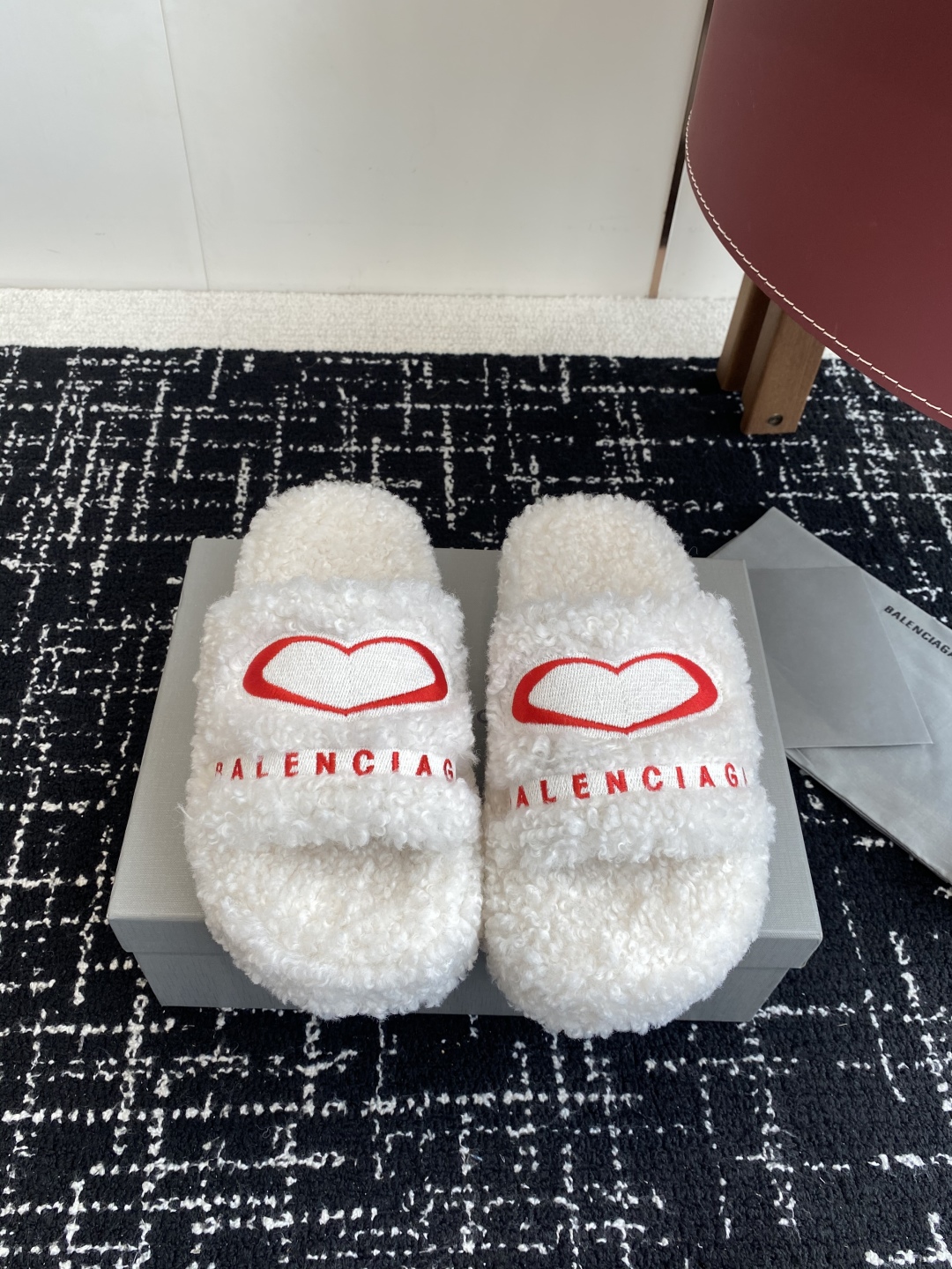 代购级厚底Balenciaga 巴黎世家25ss 秋冬潮品 毛拖
鞋面字母图案、电绣徽标刺绣工艺！高级感