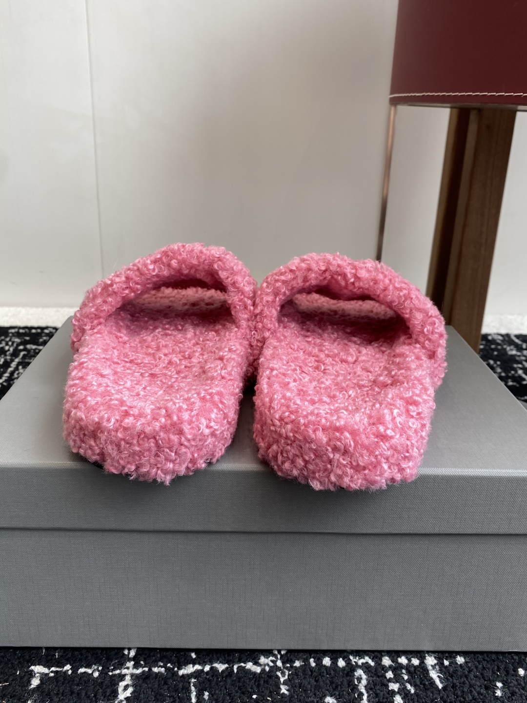 代购级薄底Balenciaga 巴黎世家25ss 秋冬潮品 毛拖
鞋面字母图案、电绣徽标刺绣工艺！高级感