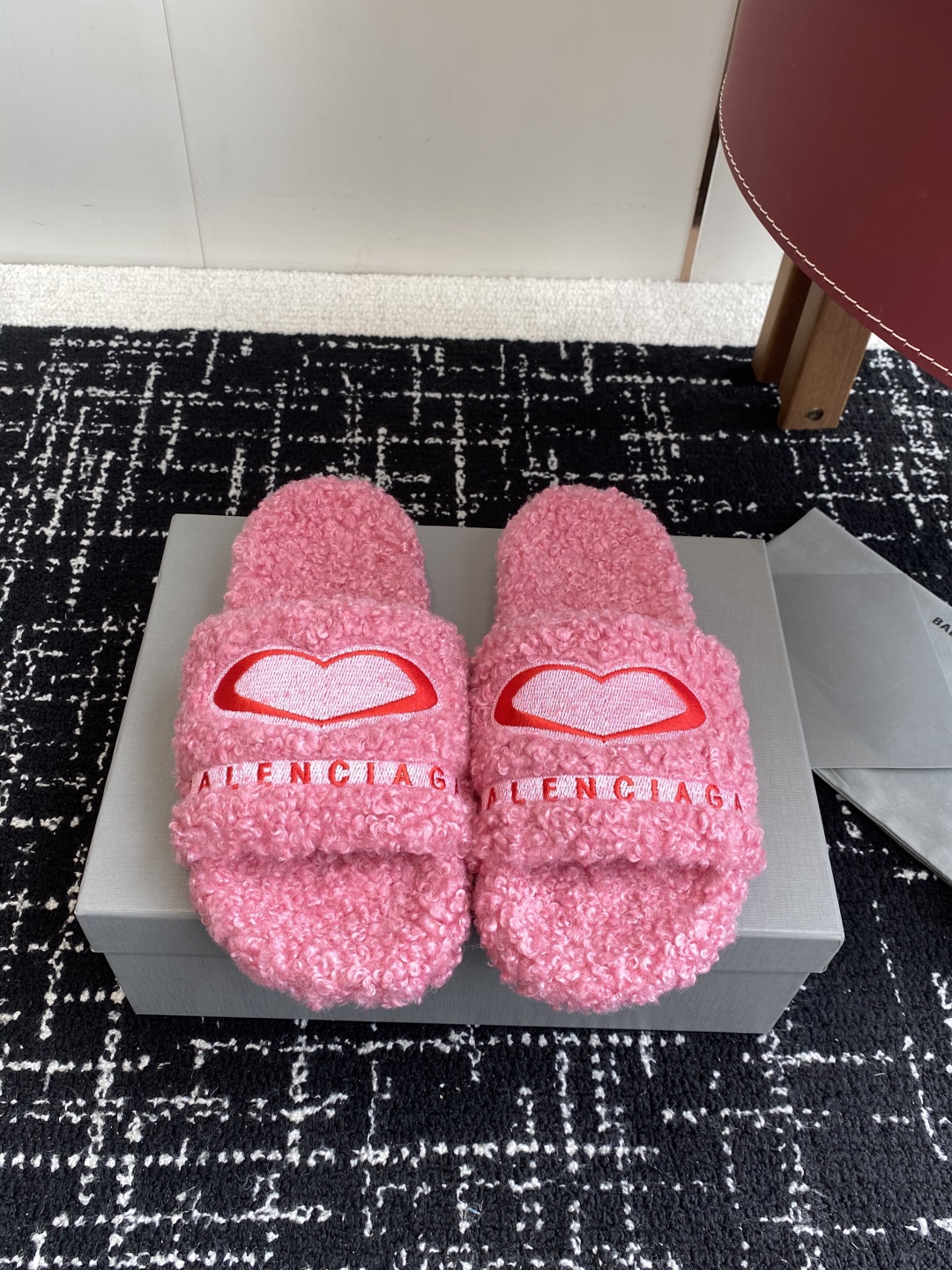 代购级薄底Balenciaga 巴黎世家25ss 秋冬潮品 毛拖
鞋面字母图案、电绣徽标刺绣工艺！高级感