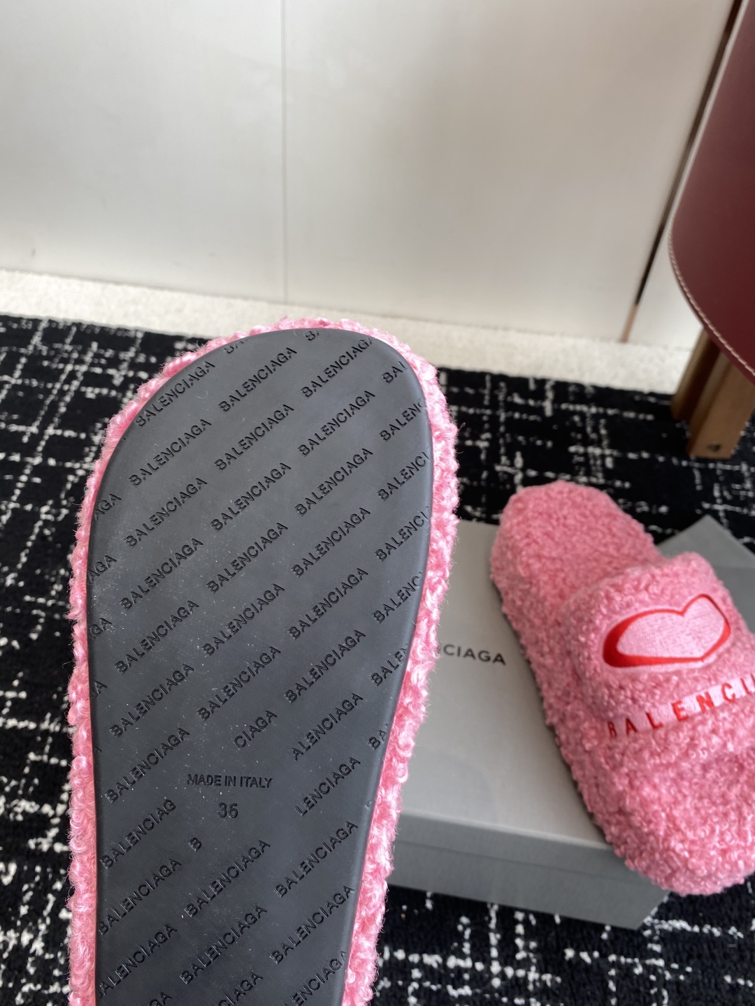 代购级厚底Balenciaga 巴黎世家25ss 秋冬潮品 毛拖
鞋面字母图案、电绣徽标刺绣工艺！高级感