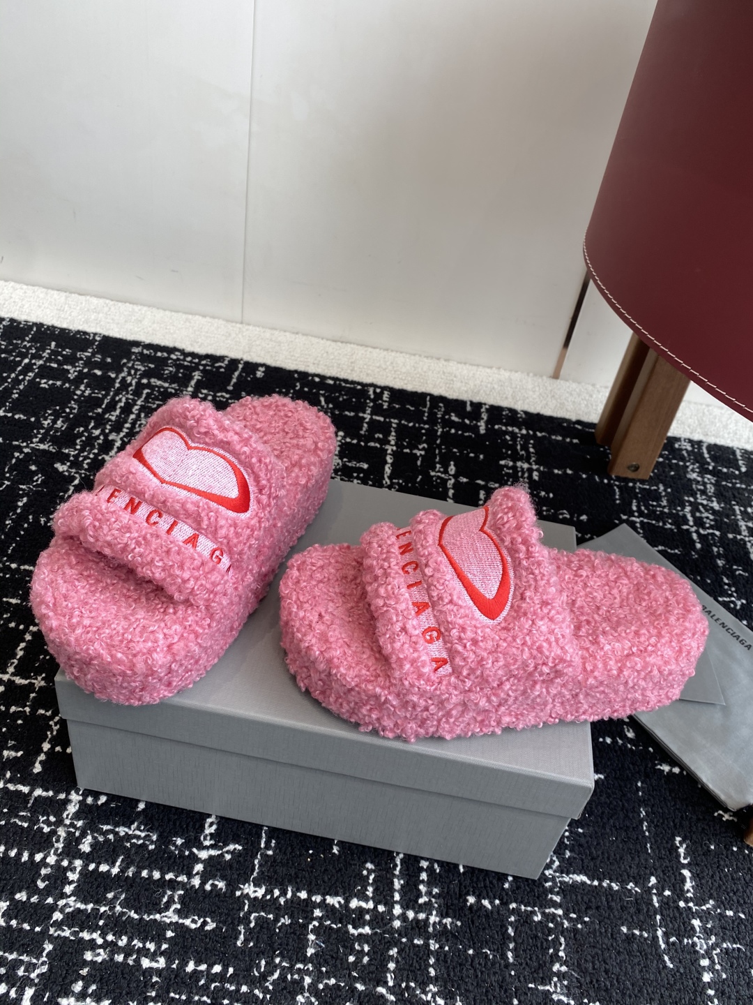 代购级厚底Balenciaga 巴黎世家25ss 秋冬潮品 毛拖
鞋面字母图案、电绣徽标刺绣工艺！高级感