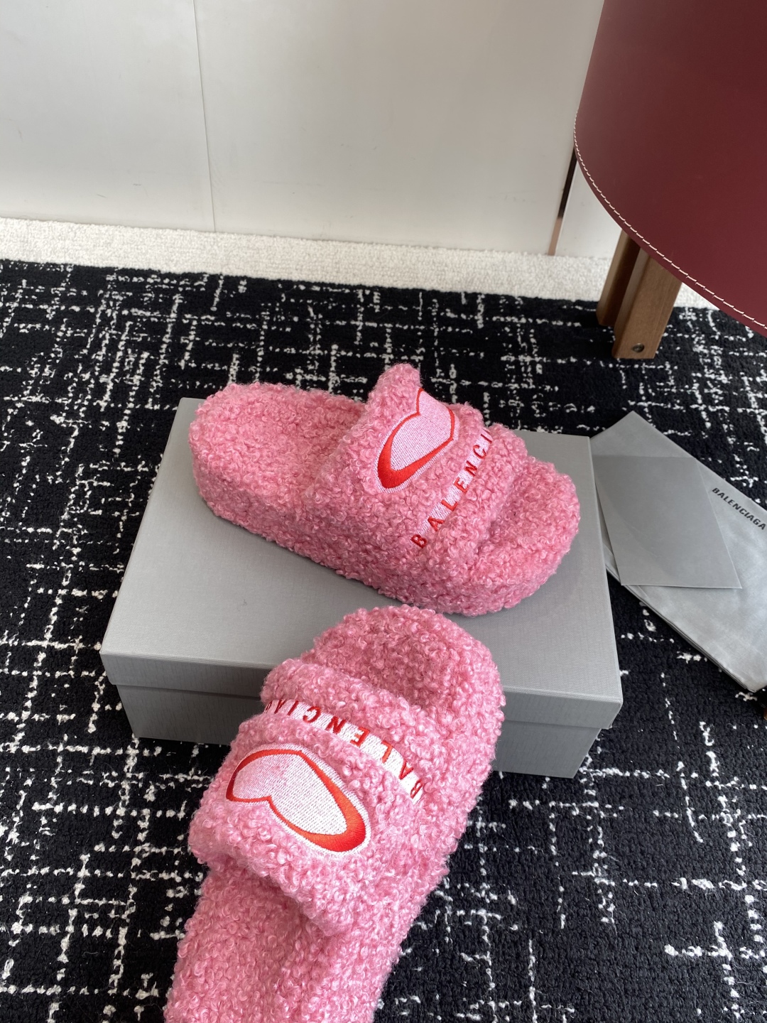 代购级厚底Balenciaga 巴黎世家25ss 秋冬潮品 毛拖
鞋面字母图案、电绣徽标刺绣工艺！高级感