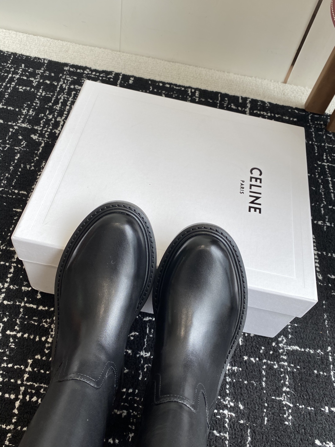 CELINE塞琳 2025秋冬新款杨幂同款骑士靴CELINE塞琳 2025秋冬新款杨幂同款骑士靴
凯旋门