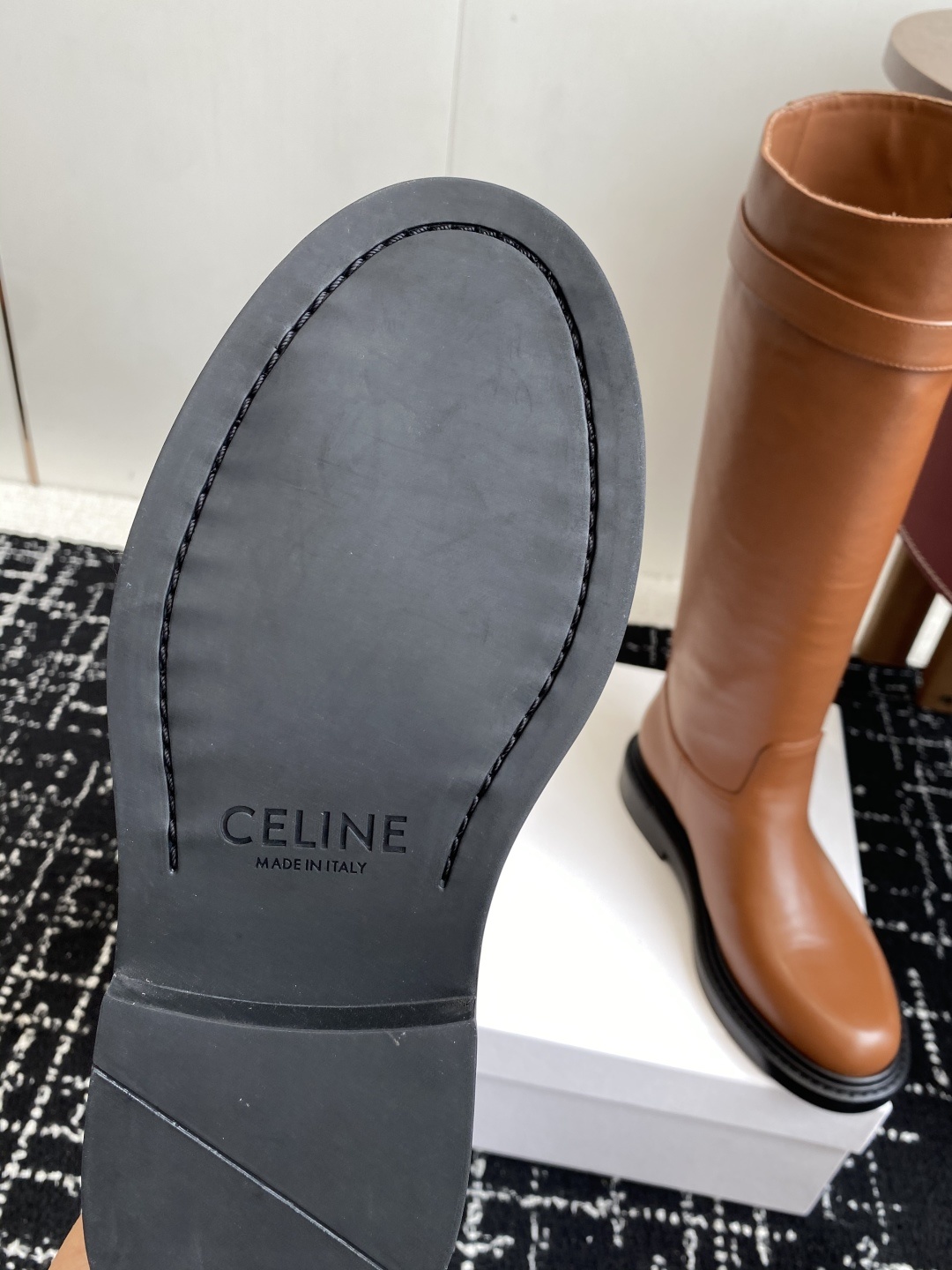 CELINE塞琳 2025秋冬新款杨幂同款骑士靴CELINE塞琳 2025秋冬新款杨幂同款骑士靴
凯旋门