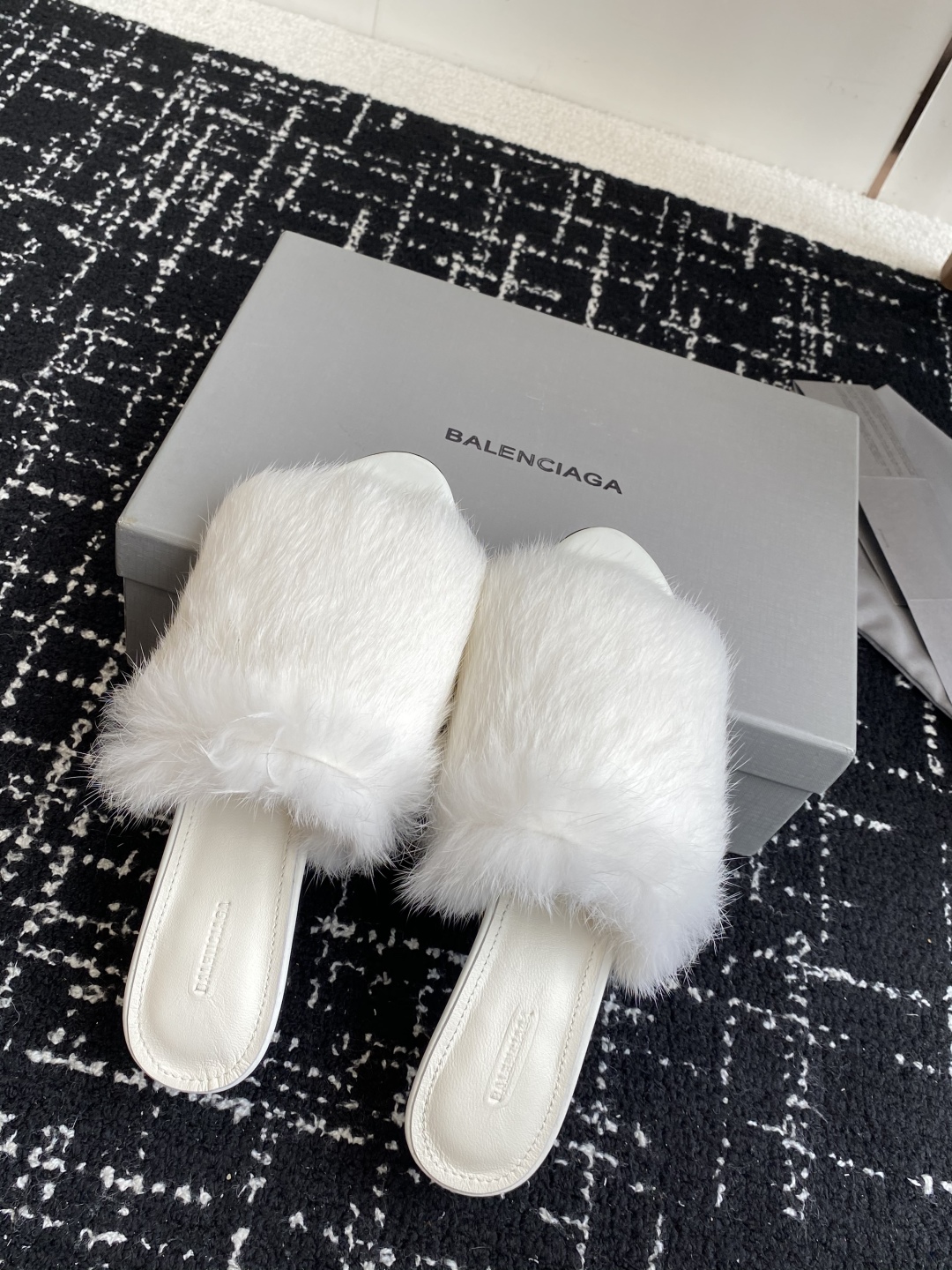 代购级
Balenciaga 25ss 水貂毛 圆头 高跟拖鞋

既保留了街头的实穿性 同时融入了水貂毛