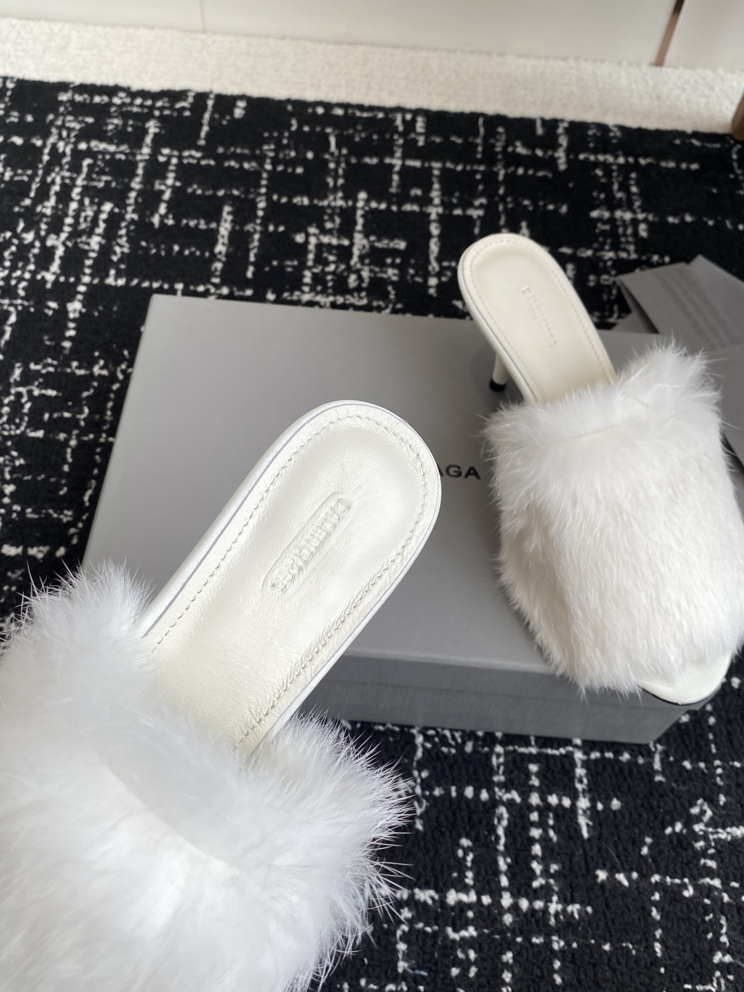 代购级
Balenciaga 25ss 水貂毛 圆头 高跟拖鞋

既保留了街头的实穿性 同时融入了水貂毛