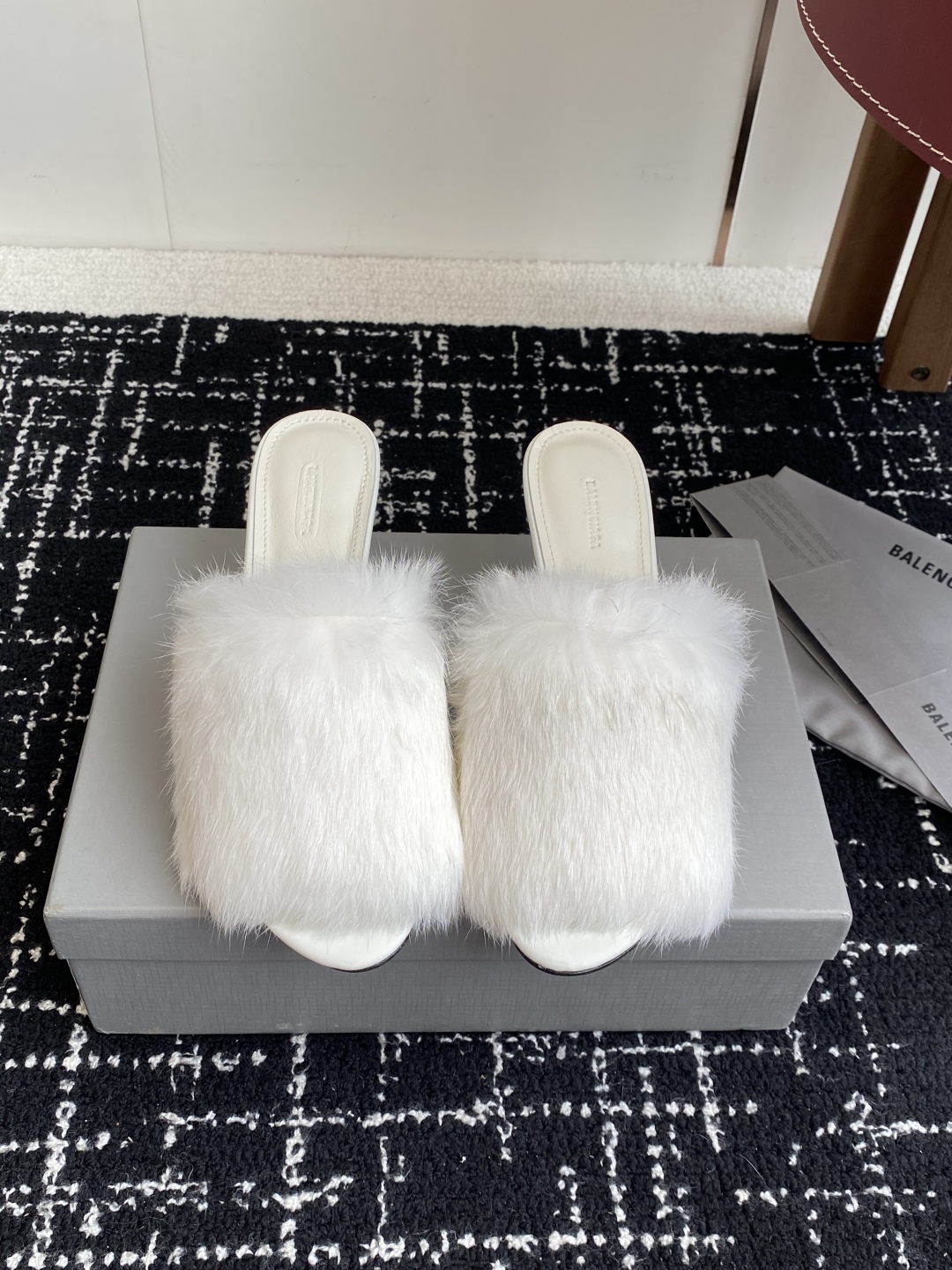 代购级
Balenciaga 25ss 水貂毛 圆头 高跟拖鞋

既保留了街头的实穿性 同时融入了水貂毛
