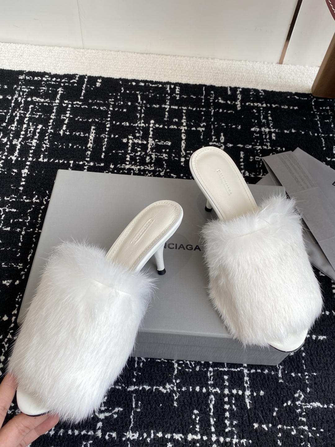 代购级
Balenciaga 25ss 水貂毛 圆头 高跟拖鞋

既保留了街头的实穿性 同时融入了水貂毛