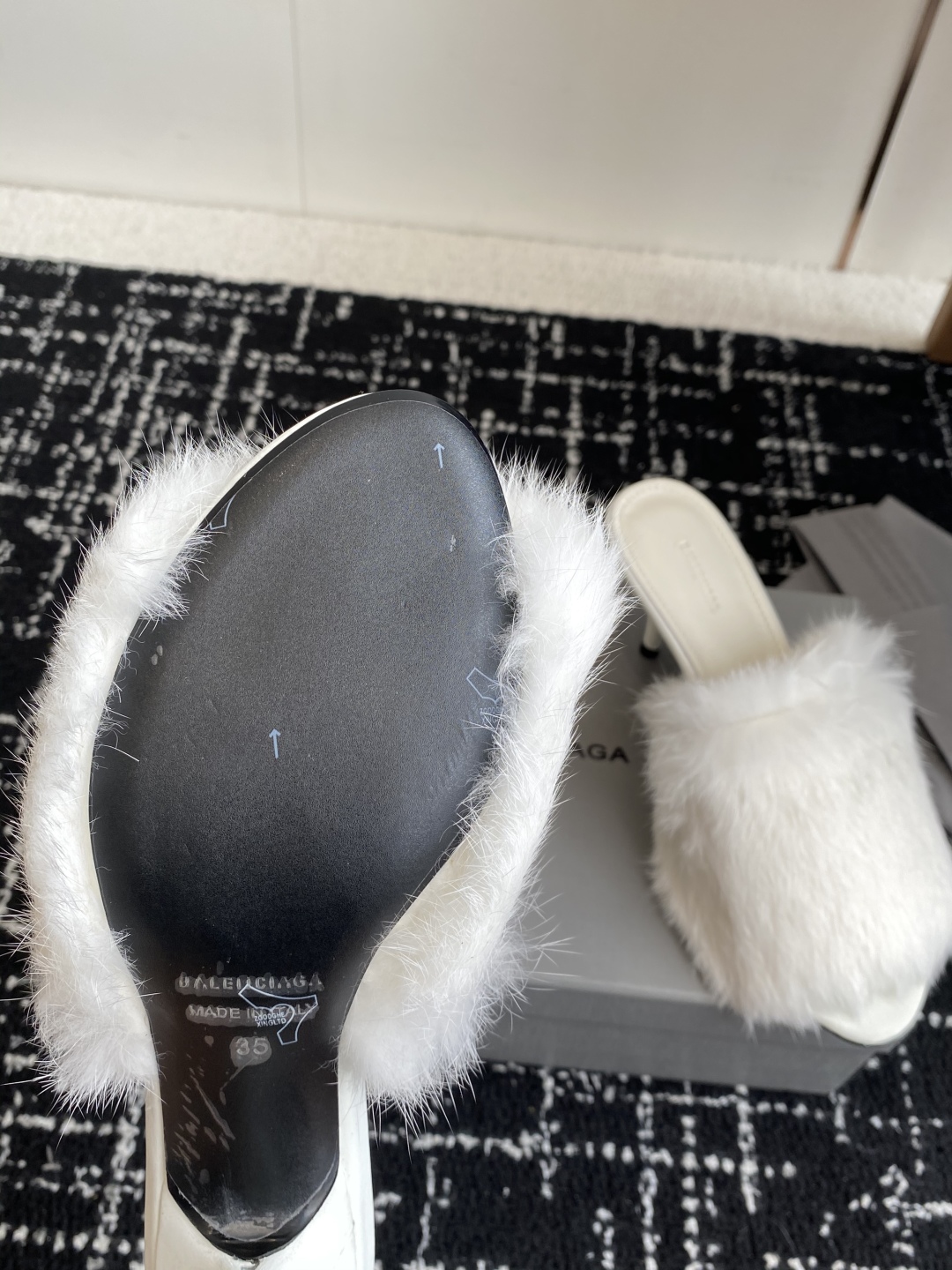 代购级
Balenciaga 25ss 水貂毛 圆头 高跟拖鞋

既保留了街头的实穿性 同时融入了水貂毛