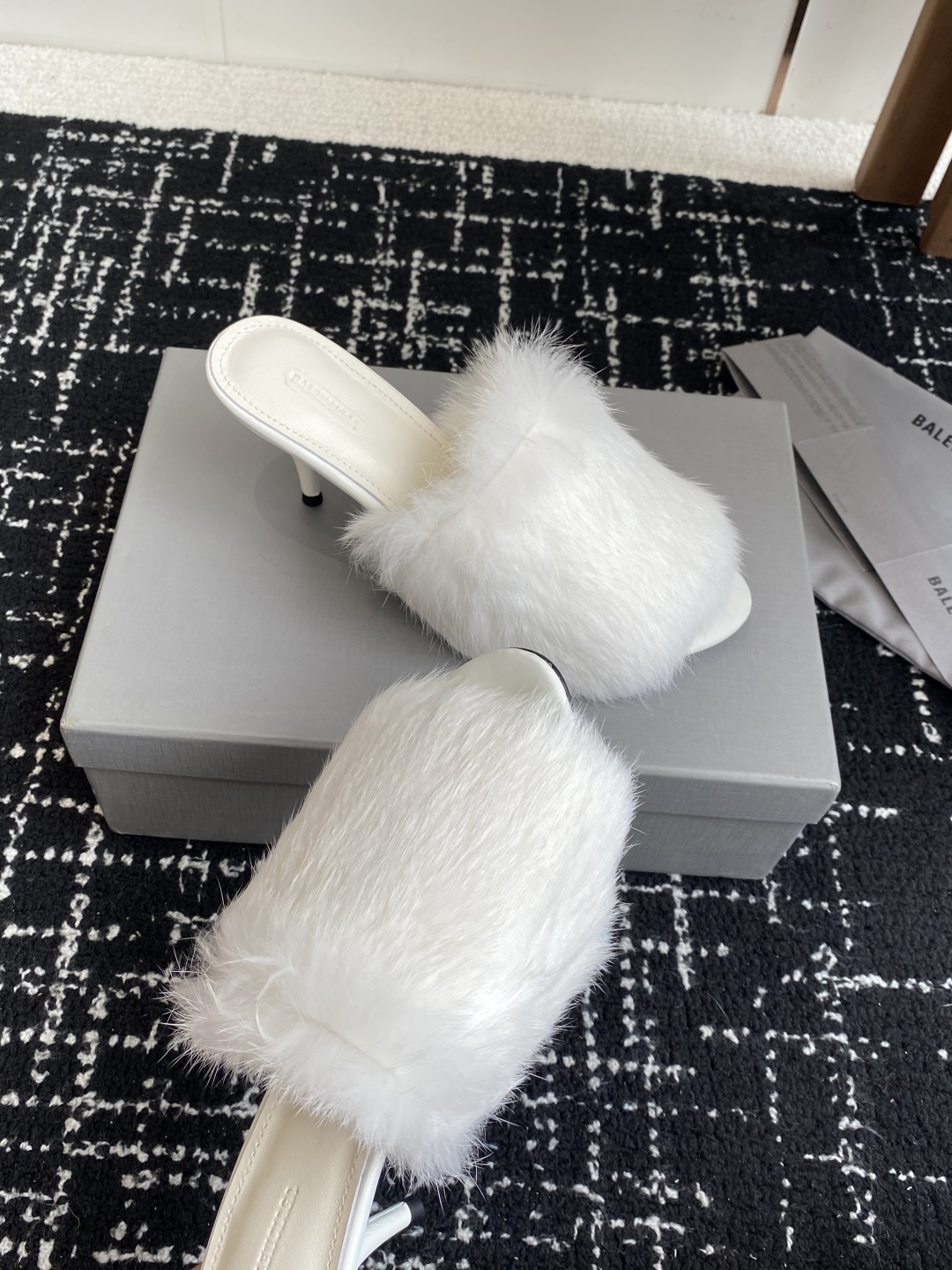 代购级
Balenciaga 25ss 水貂毛 圆头 高跟拖鞋

既保留了街头的实穿性 同时融入了水貂毛