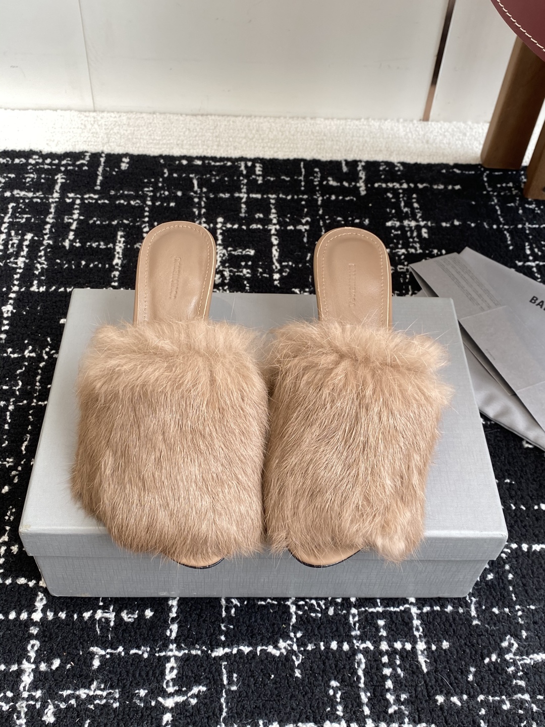 代购级
Balenciaga 25ss 水貂毛 圆头 高跟拖鞋

既保留了街头的实穿性 同时融入了水貂毛