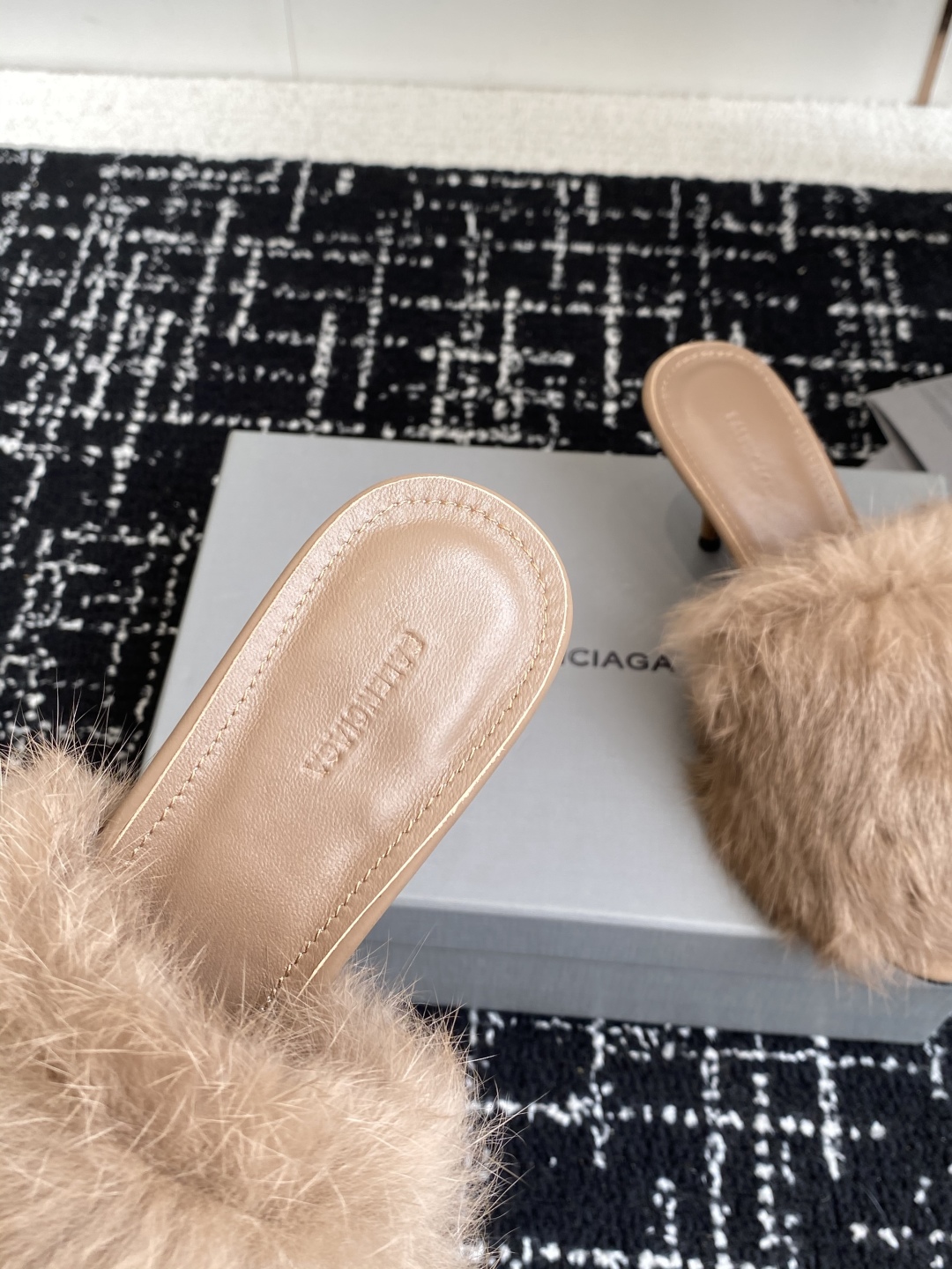 代购级
Balenciaga 25ss 水貂毛 圆头 高跟拖鞋

既保留了街头的实穿性 同时融入了水貂毛