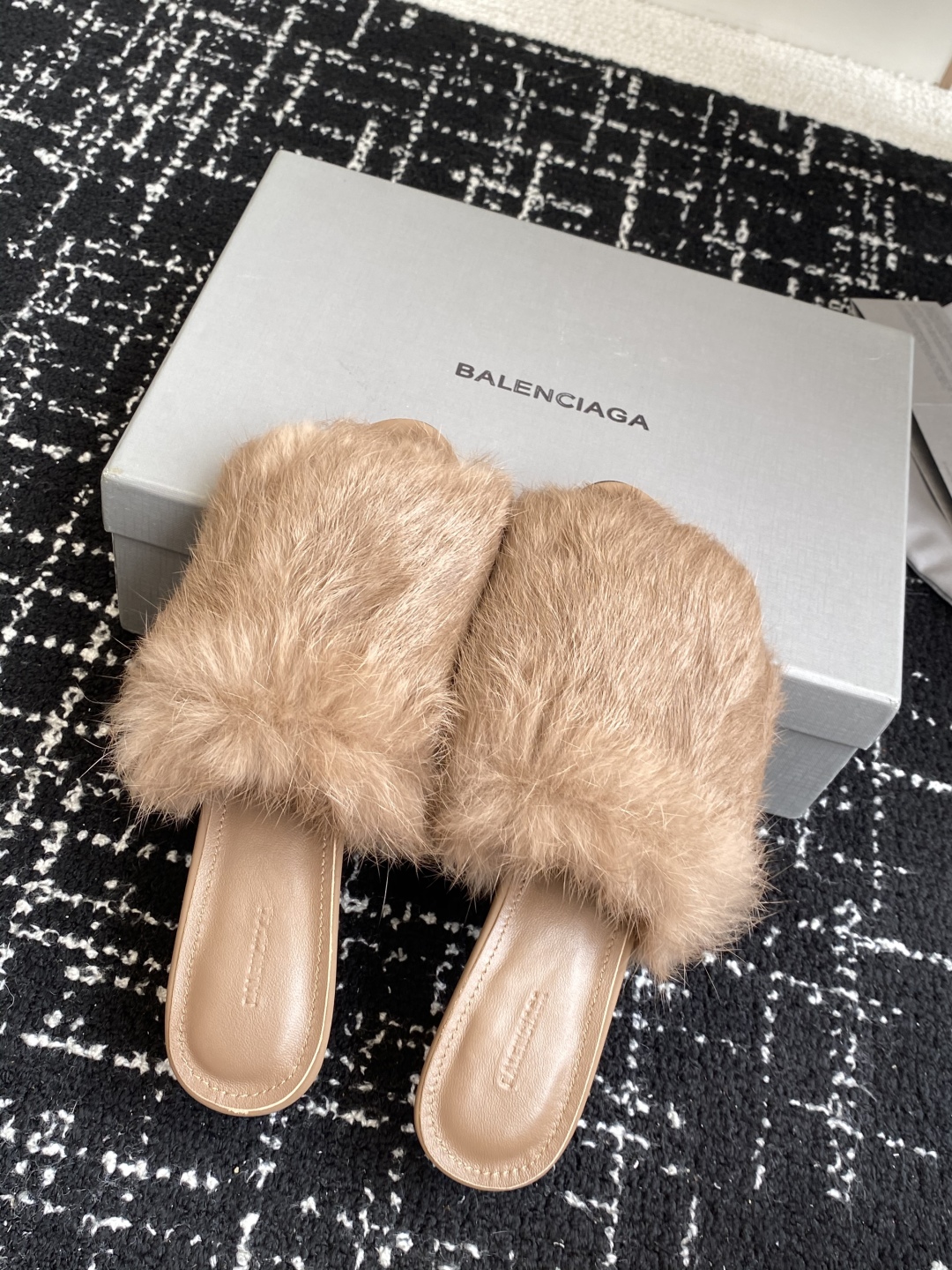 代购级
Balenciaga 25ss 水貂毛 圆头 高跟拖鞋

既保留了街头的实穿性 同时融入了水貂毛