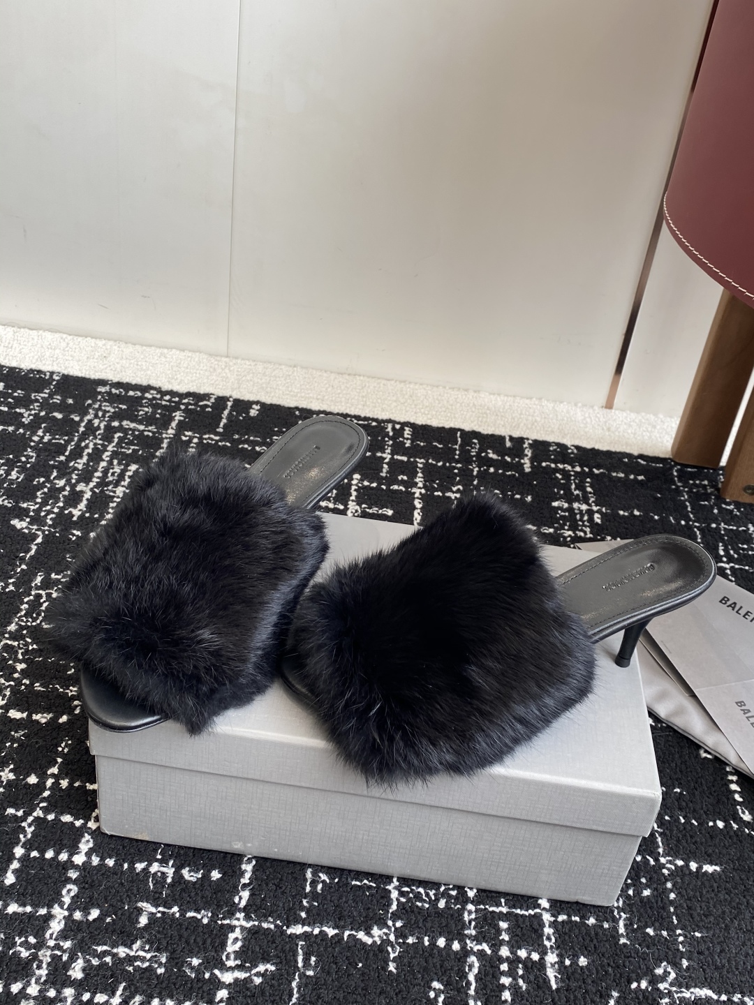 代购级
Balenciaga 25ss 水貂毛 圆头 高跟拖鞋

既保留了街头的实穿性 同时融入了水貂毛