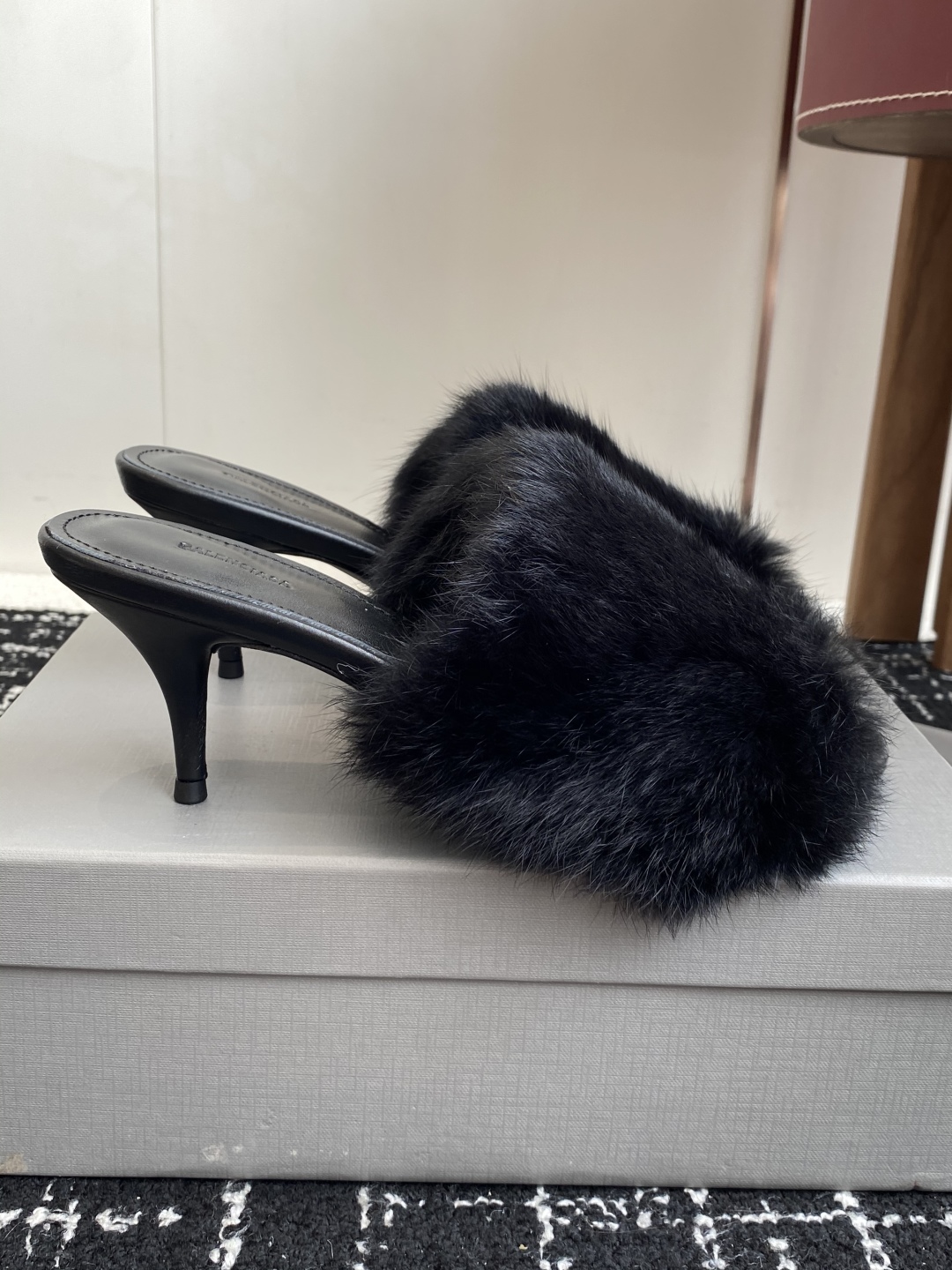 代购级
Balenciaga 25ss 水貂毛 圆头 高跟拖鞋

既保留了街头的实穿性 同时融入了水貂毛