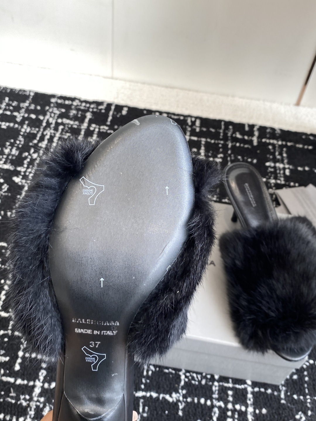 代购级
Balenciaga 25ss 水貂毛 圆头 高跟拖鞋

既保留了街头的实穿性 同时融入了水貂毛