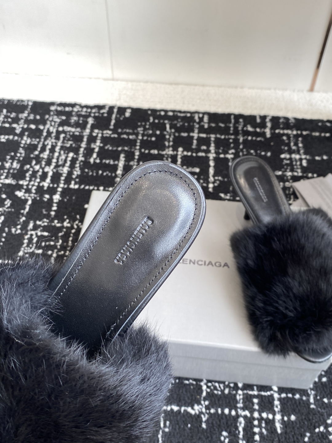 代购级
Balenciaga 25ss 水貂毛 圆头 高跟拖鞋

既保留了街头的实穿性 同时融入了水貂毛