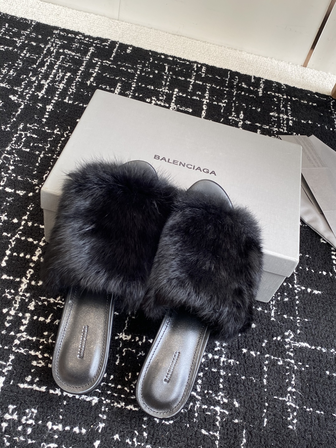 代购级
Balenciaga 25ss 水貂毛 圆头 高跟拖鞋

既保留了街头的实穿性 同时融入了水貂毛