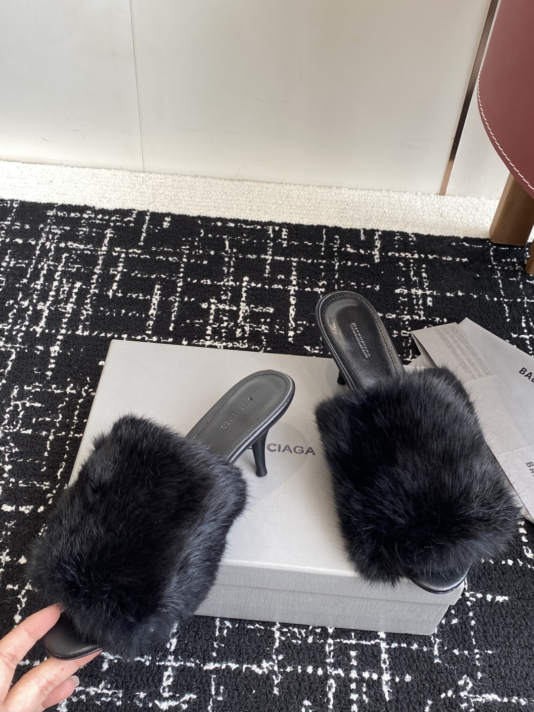 代购级
Balenciaga 25ss 水貂毛 圆头 高跟拖鞋

既保留了街头的实穿性 同时融入了水貂毛
