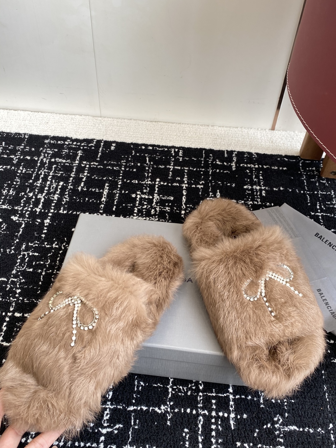 代购级
Balenciaga 巴黎世家25ss 秋冬潮品 毛拖

鞋面水钻蝴蝶结工艺！高级感满满当当！上