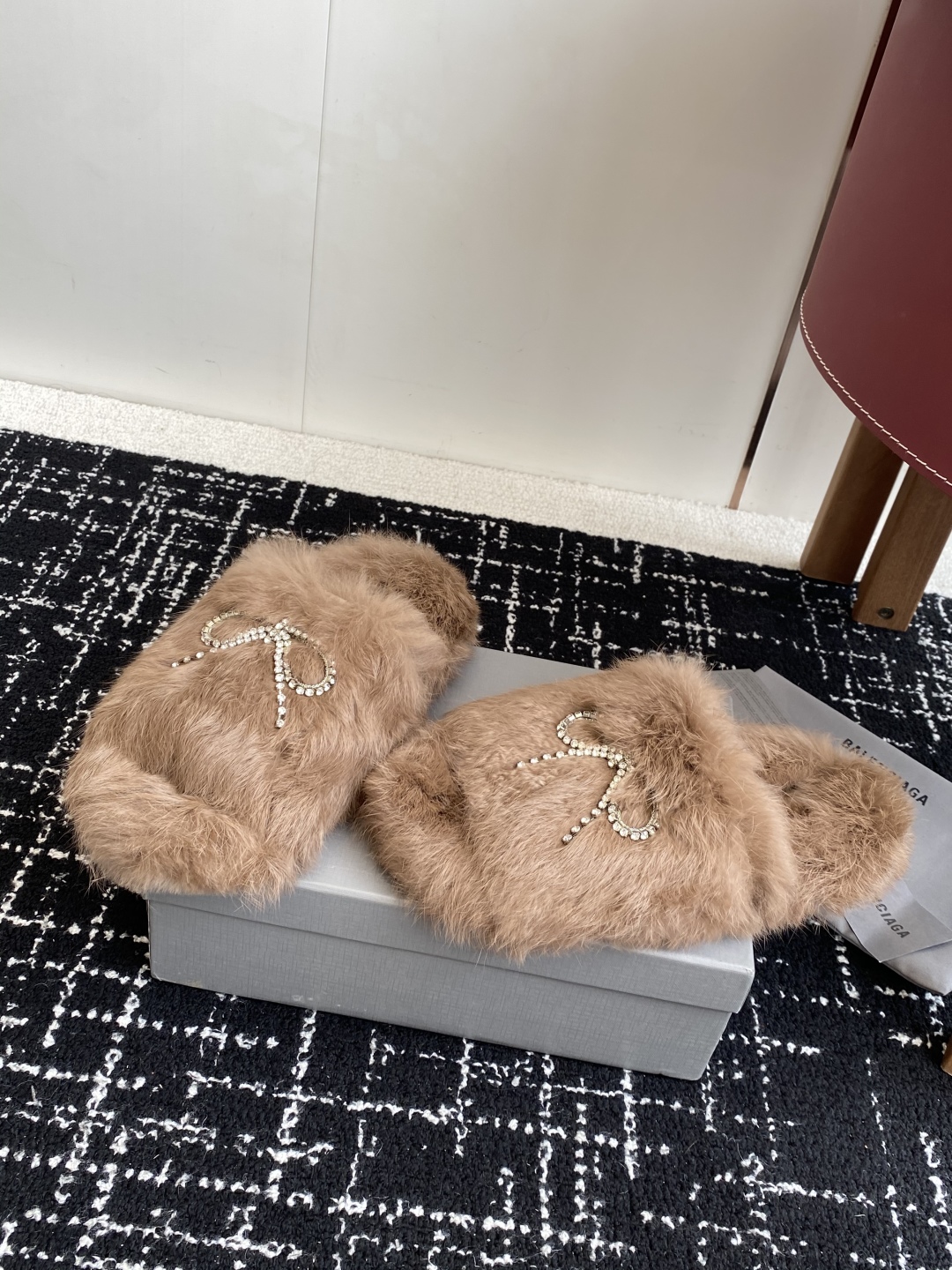 代购级
Balenciaga 巴黎世家25ss 秋冬潮品 毛拖

鞋面水钻蝴蝶结工艺！高级感满满当当！上