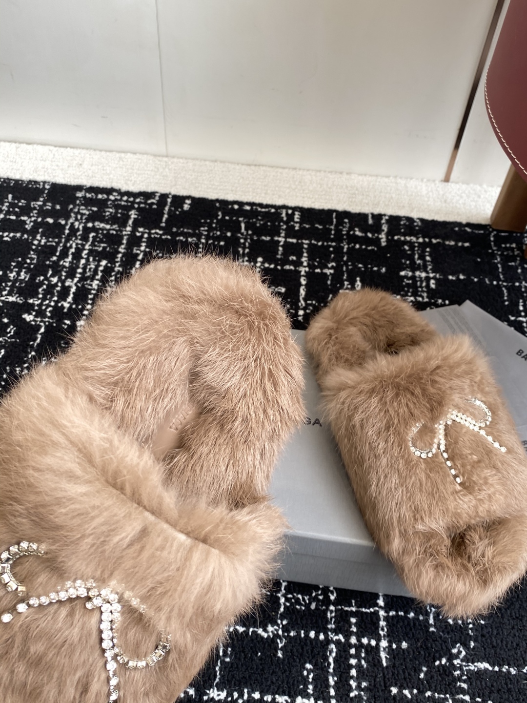 代购级
Balenciaga 巴黎世家25ss 秋冬潮品 毛拖

鞋面水钻蝴蝶结工艺！高级感满满当当！上